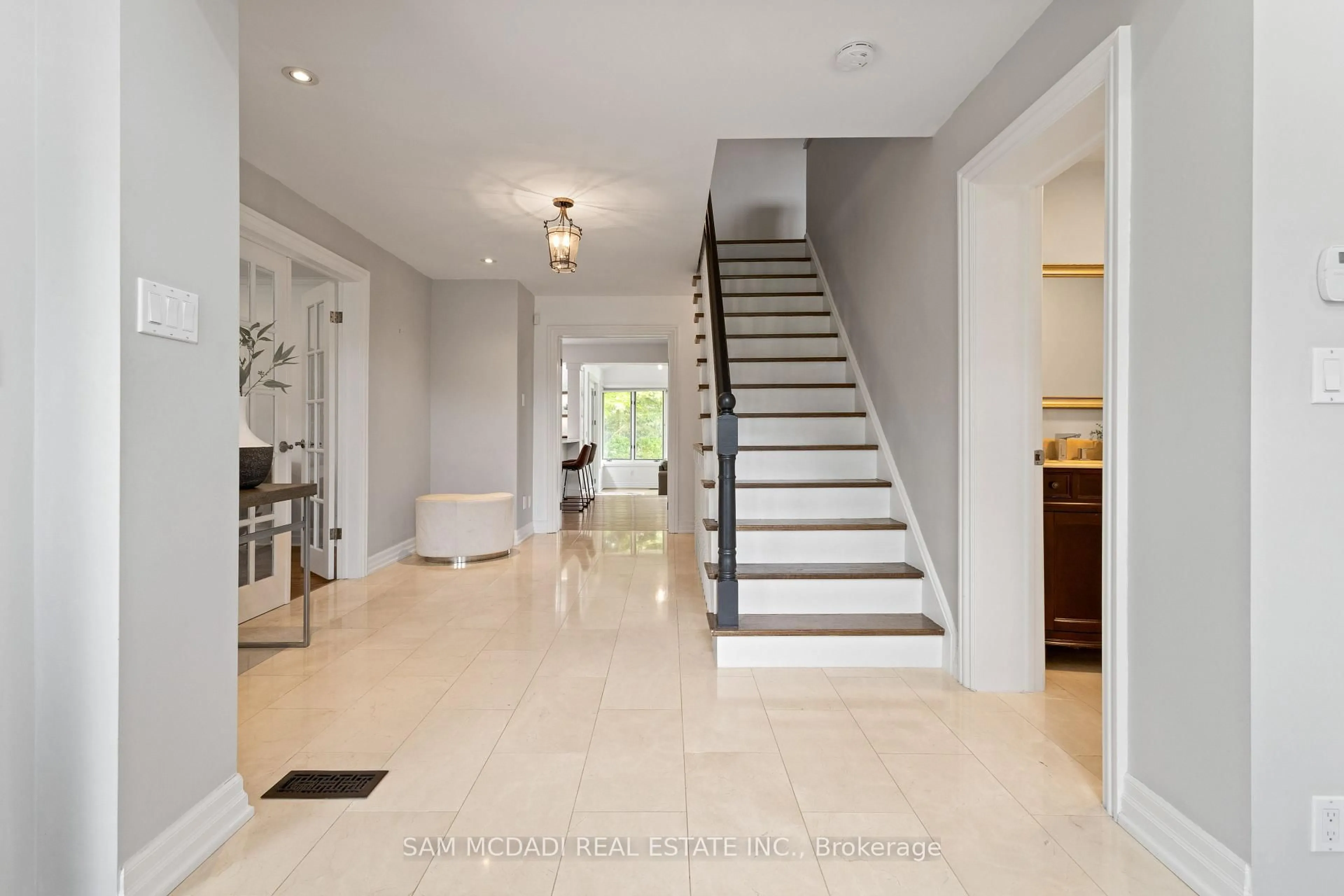 Indoor foyer for 492 Country Club Cres, Mississauga Ontario L5J 2R2