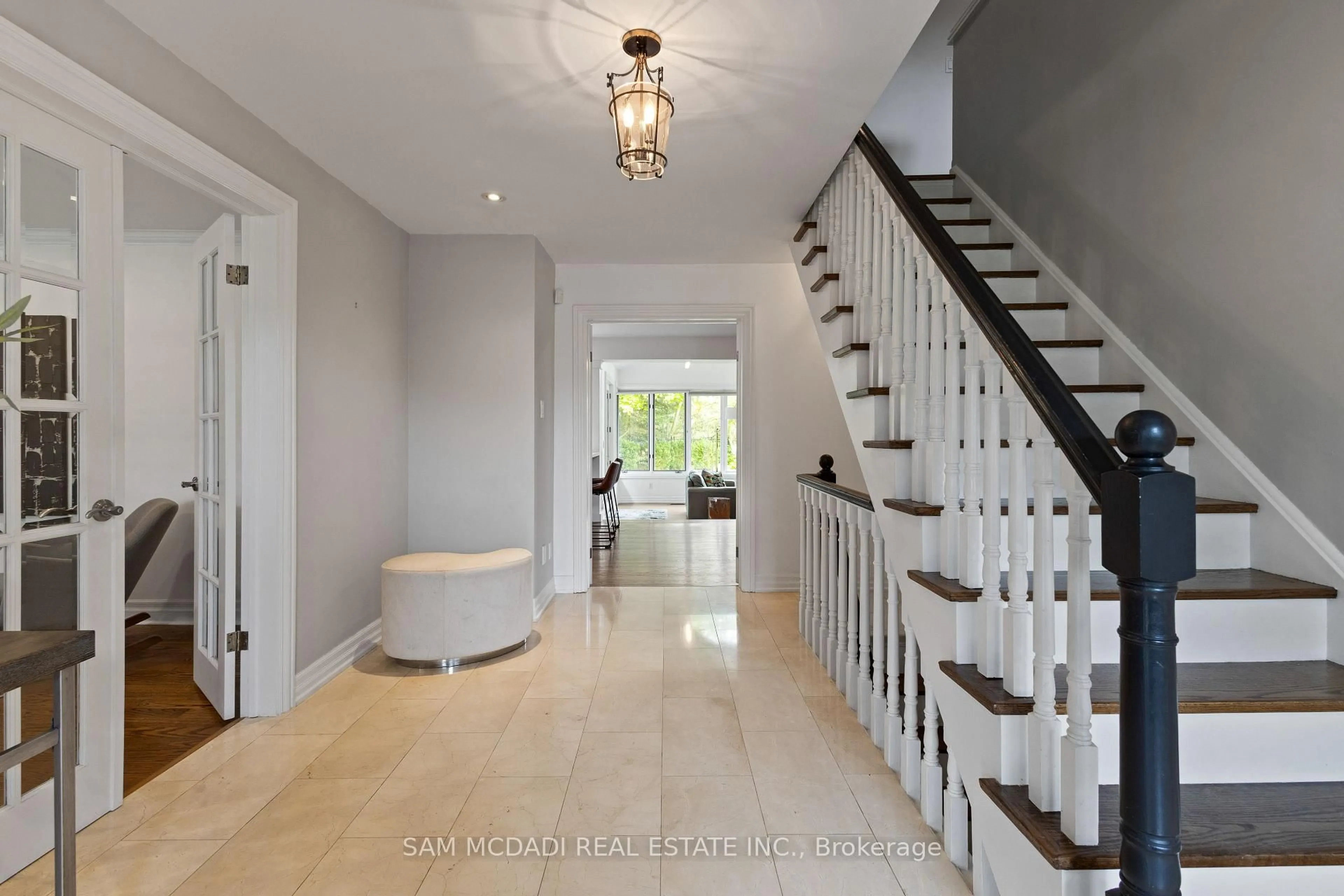 Indoor entryway for 492 Country Club Cres, Mississauga Ontario L5J 2R2