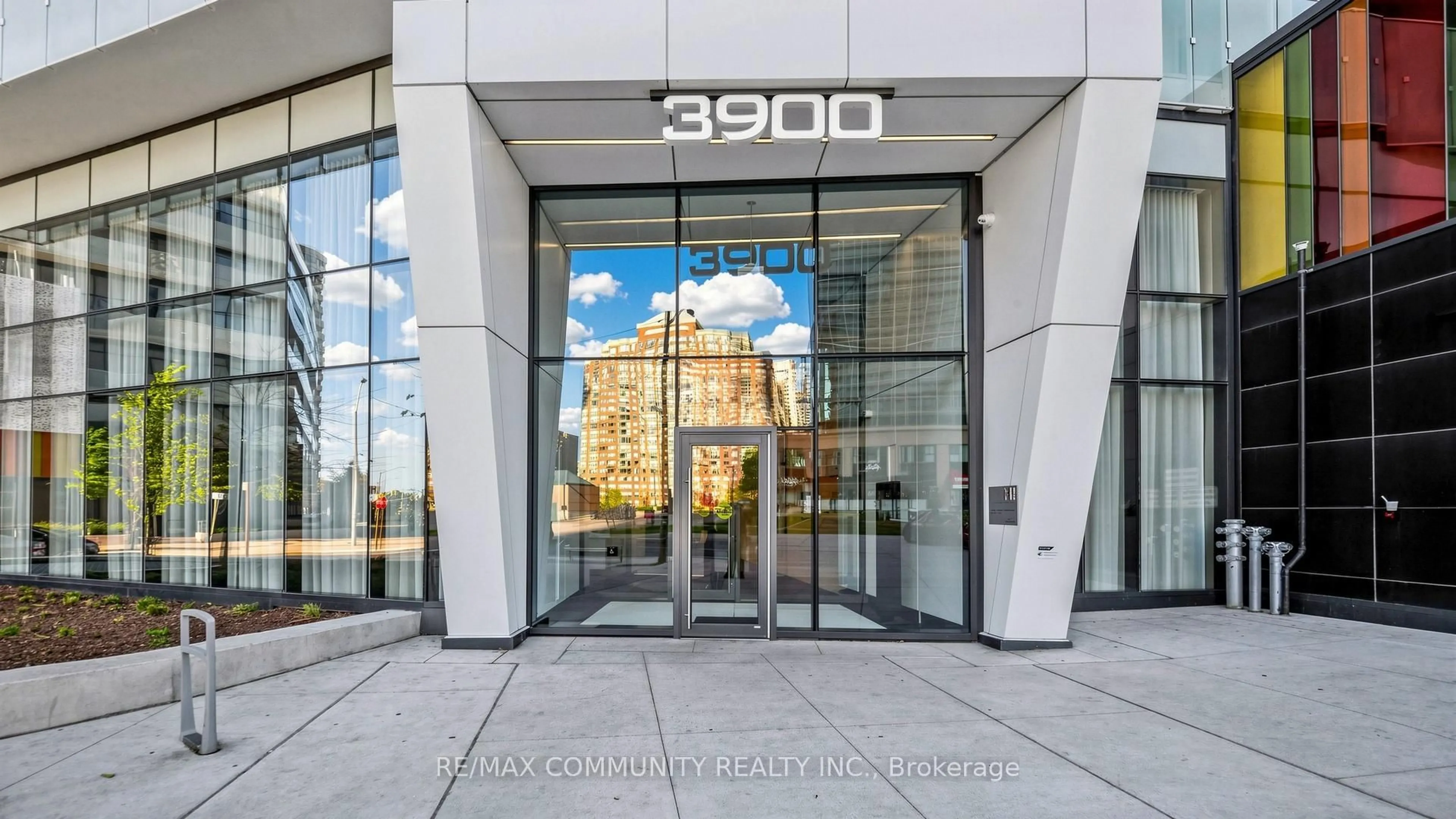 Indoor foyer for 3900 Confederation Pkwy #604, Mississauga Ontario L5B 0M3