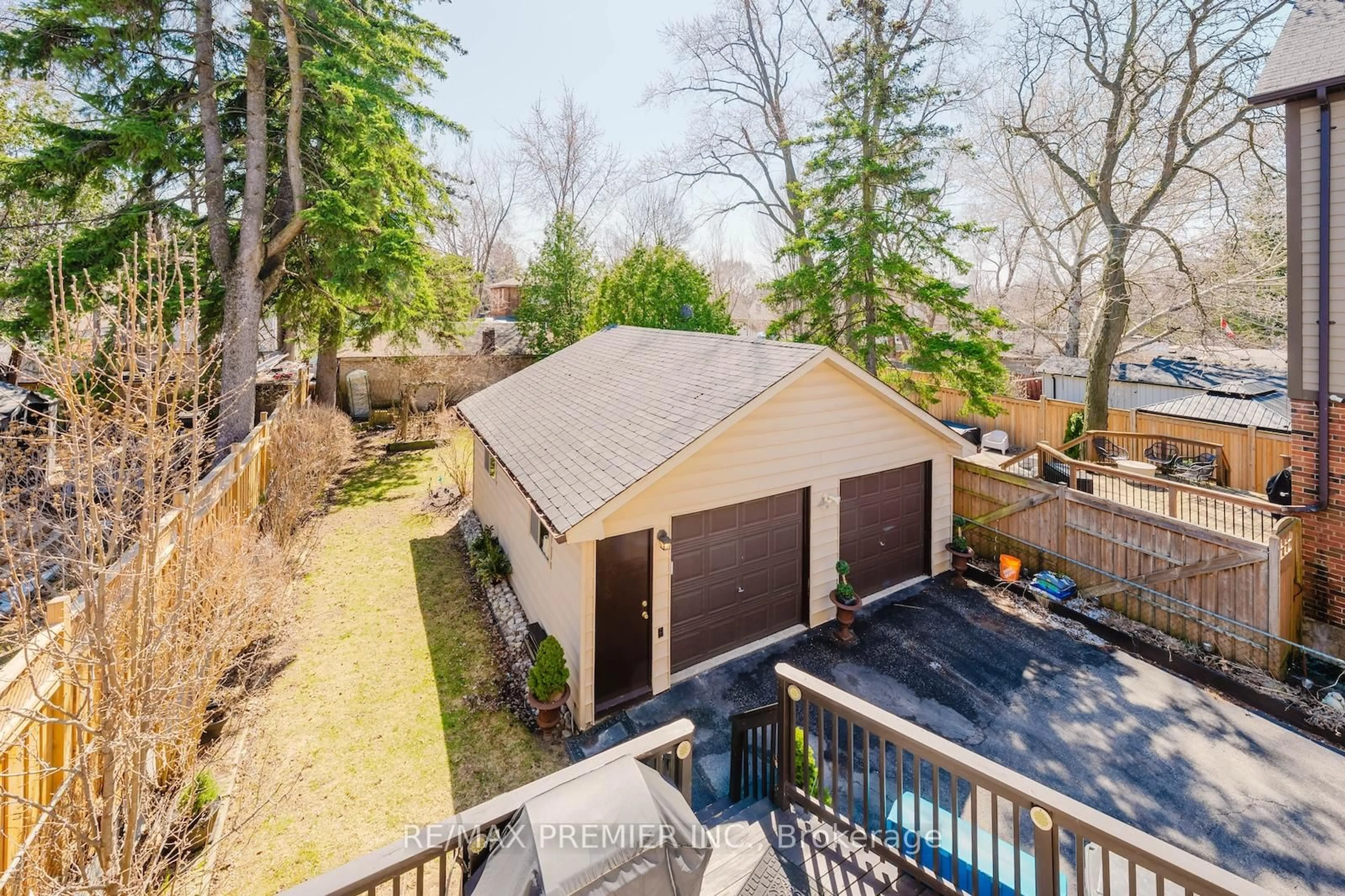 A pic from outside/outdoor area/front of a property/back of a property/a pic from drone, unknown for 23 Lippincott St, Toronto Ontario M9N 1B3