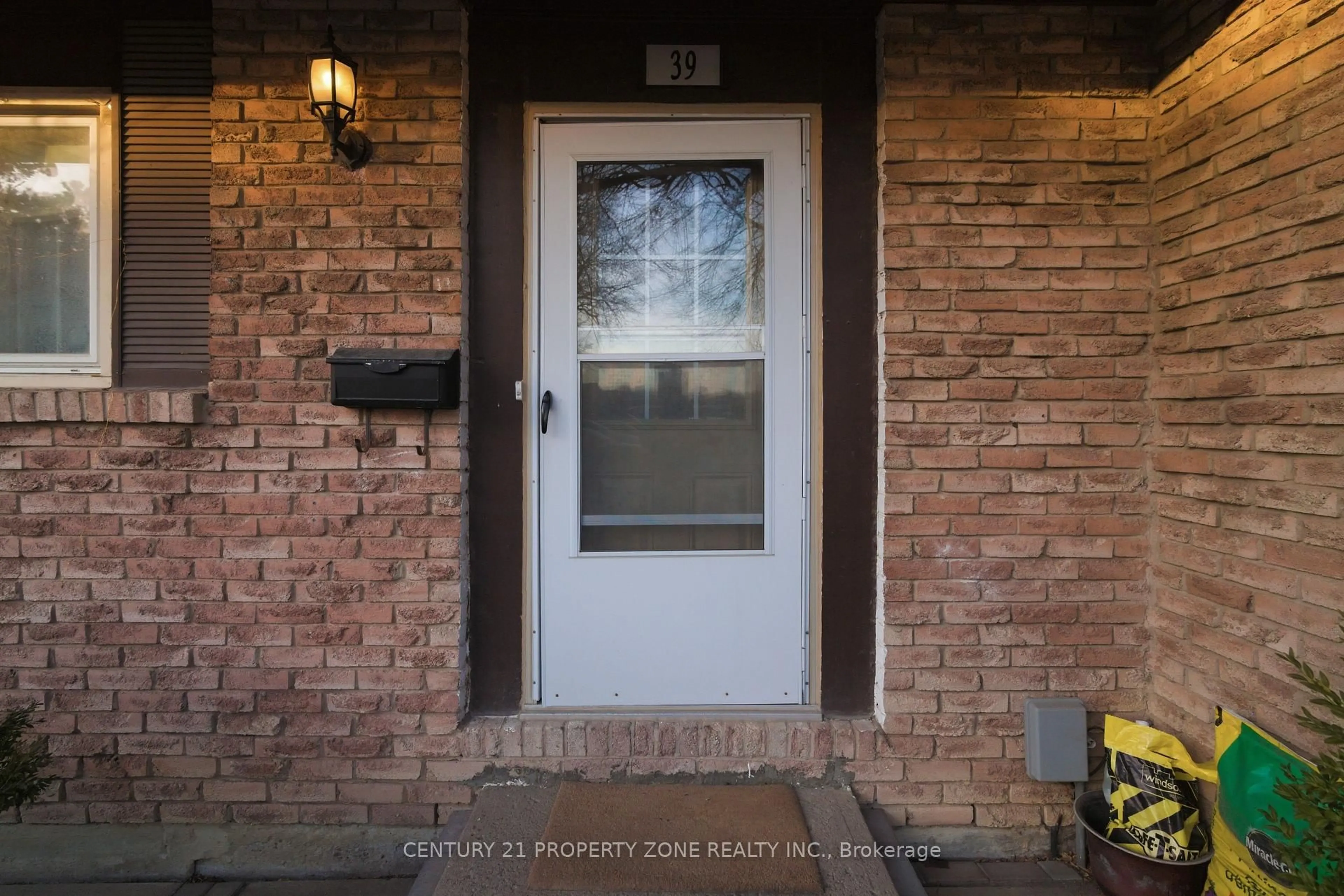 Indoor entryway for 45 Hansen Rd #39, Brampton Ontario L6V 3C5