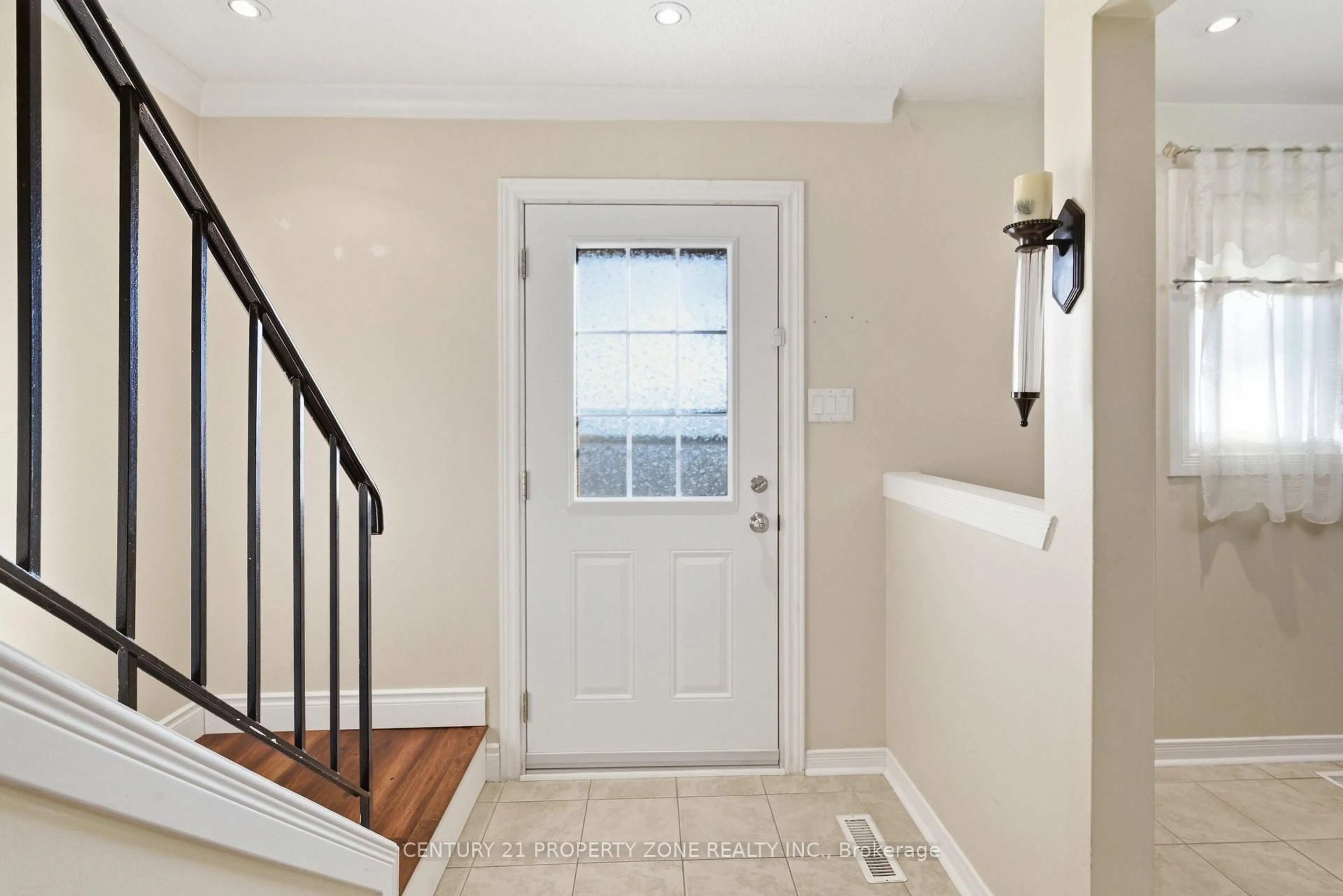 Indoor entryway for 45 Hansen Rd #39, Brampton Ontario L6V 3C5