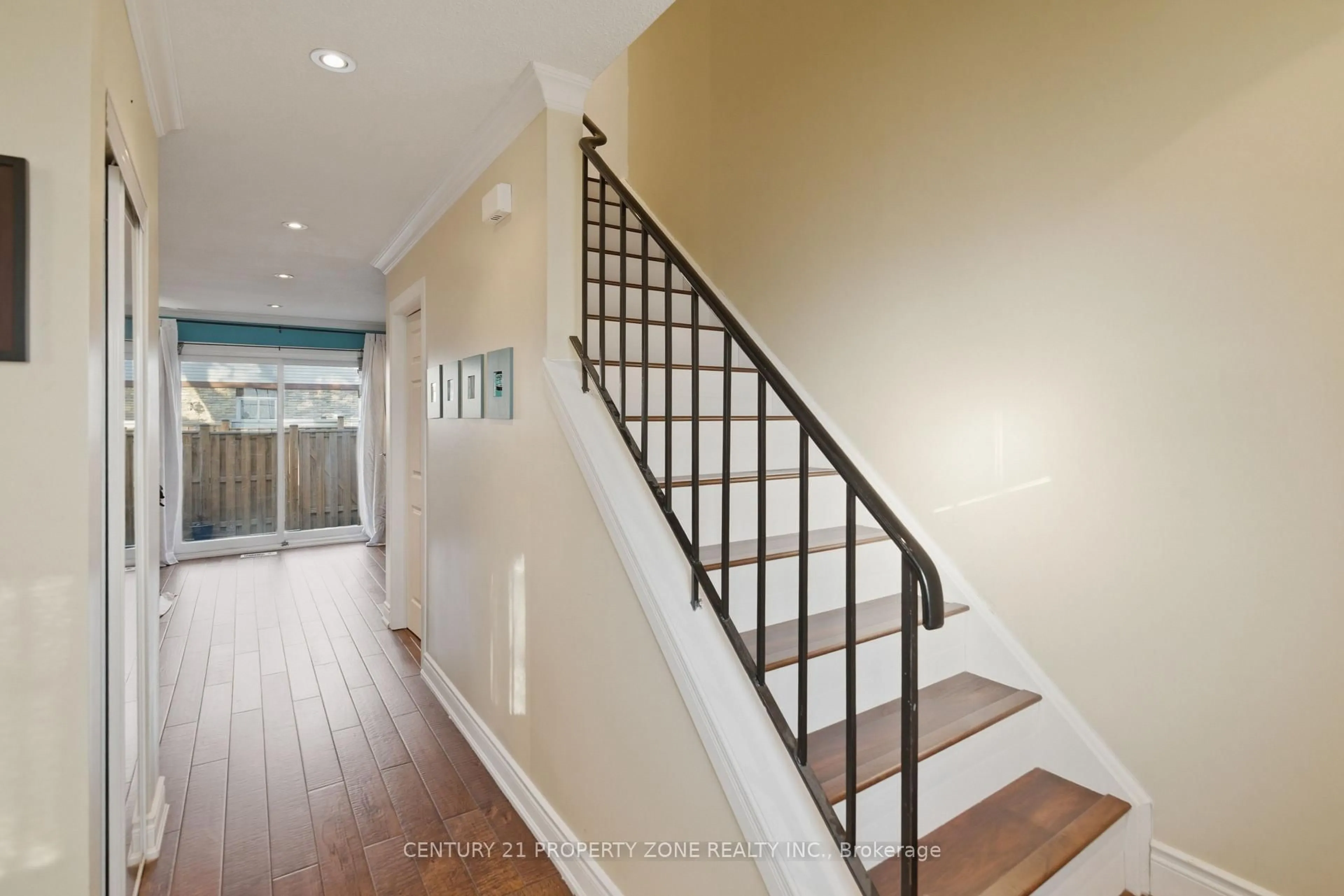 Indoor entryway for 45 Hansen Rd #39, Brampton Ontario L6V 3C5