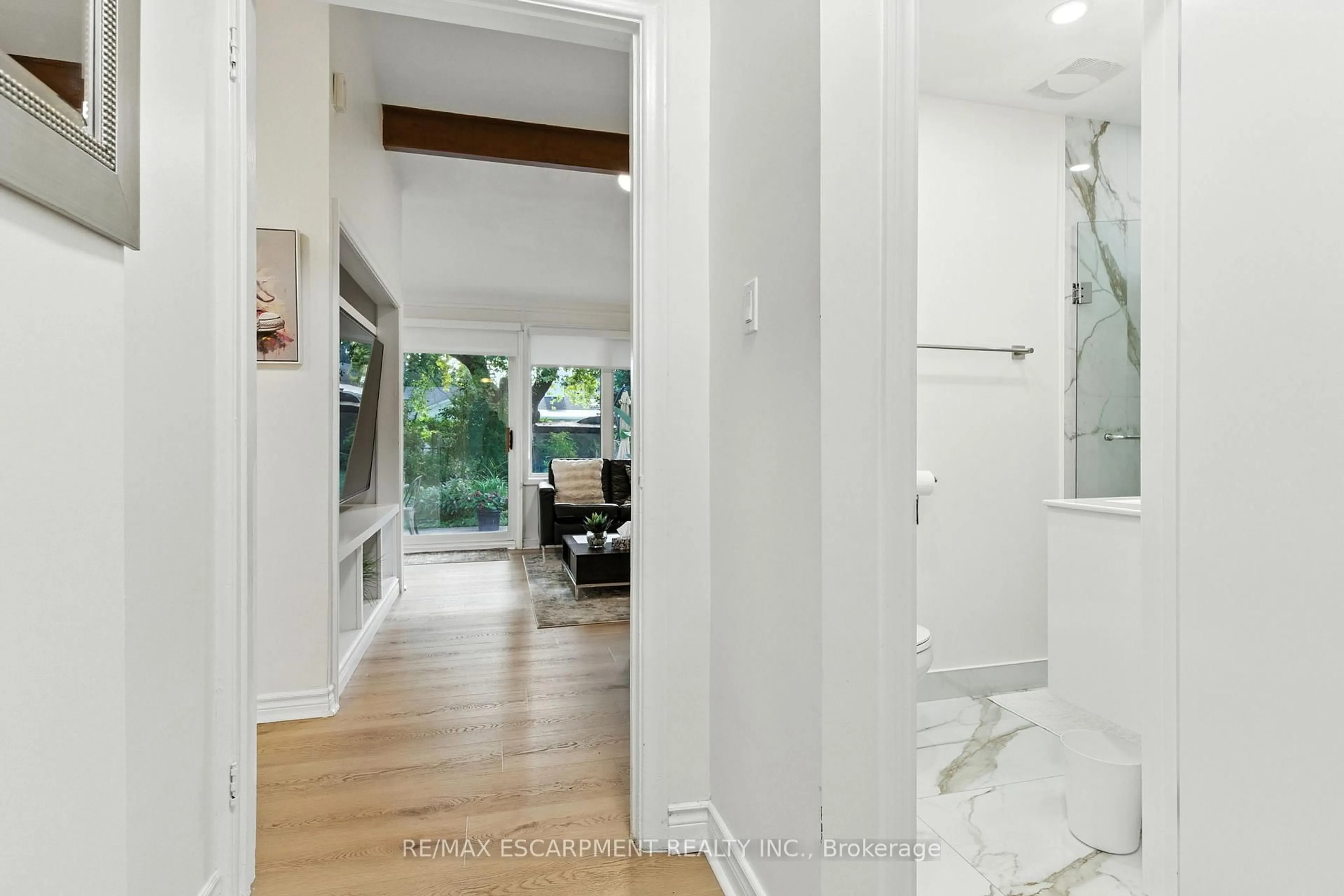 Indoor entryway for 230 South Service Rd, Mississauga Ontario L5G 2S1