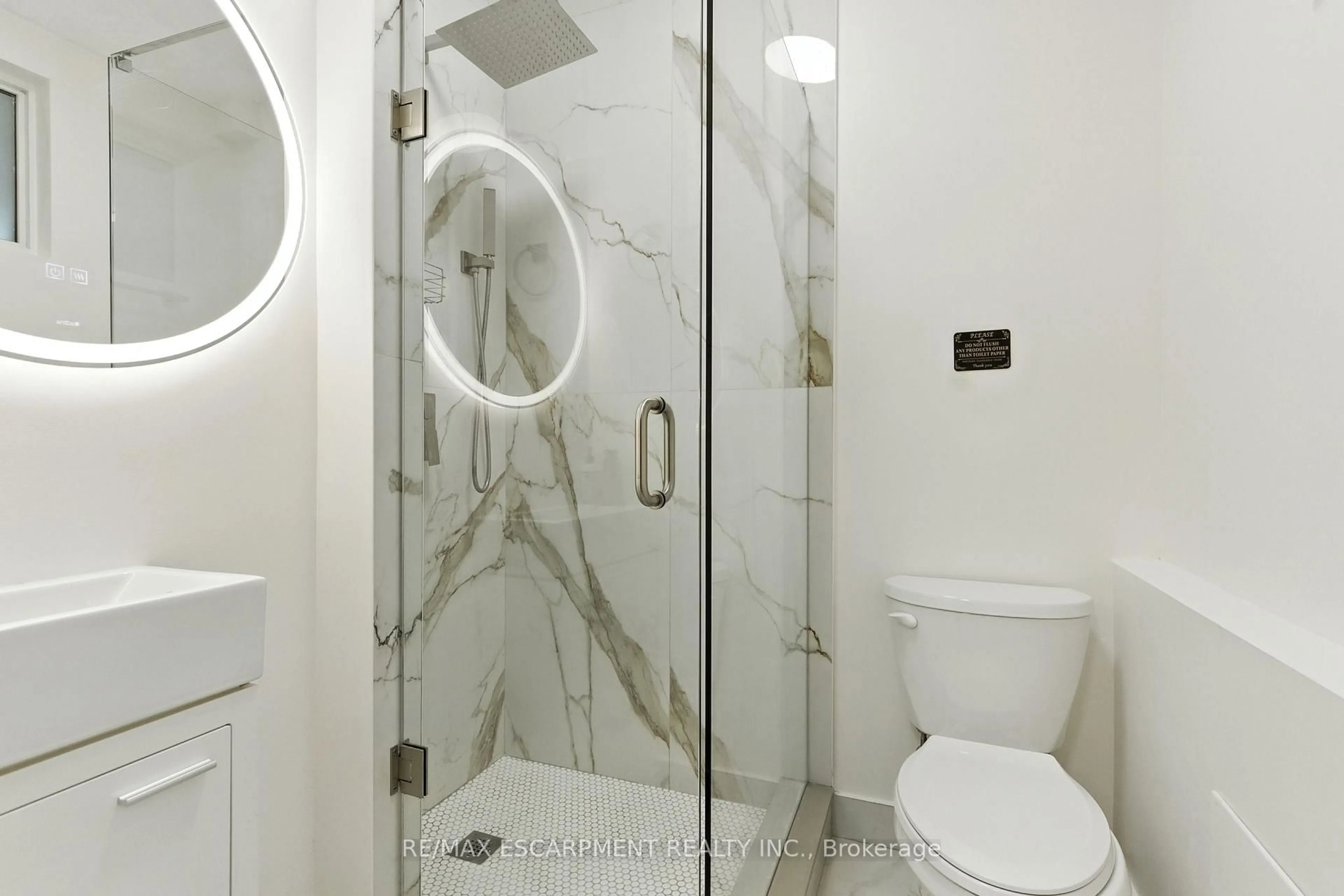 Standard bathroom, ceramic/tile floor for 230 South Service Rd, Mississauga Ontario L5G 2S1