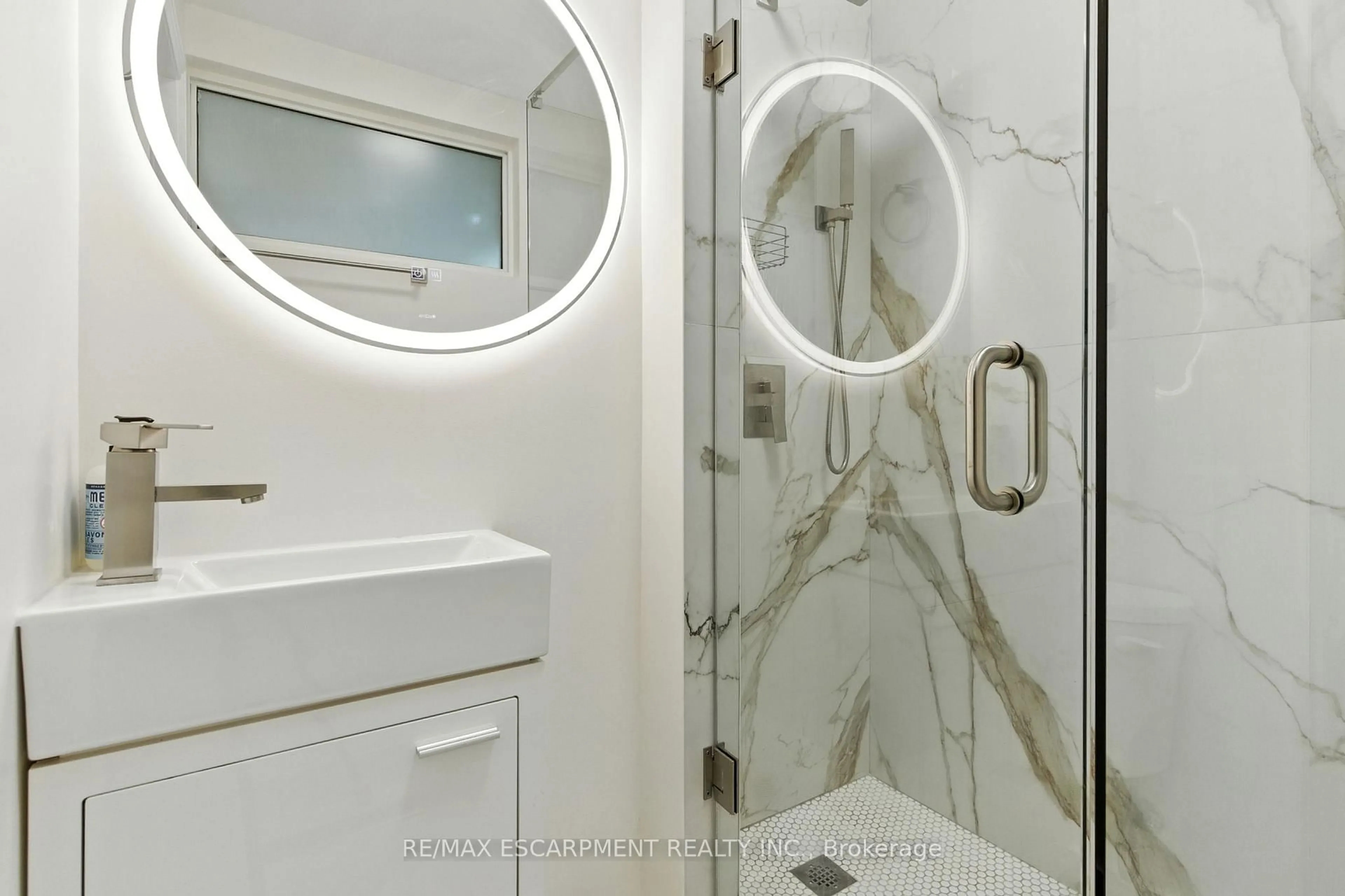 Contemporary bathroom, ceramic/tile floor for 230 South Service Rd, Mississauga Ontario L5G 2S1