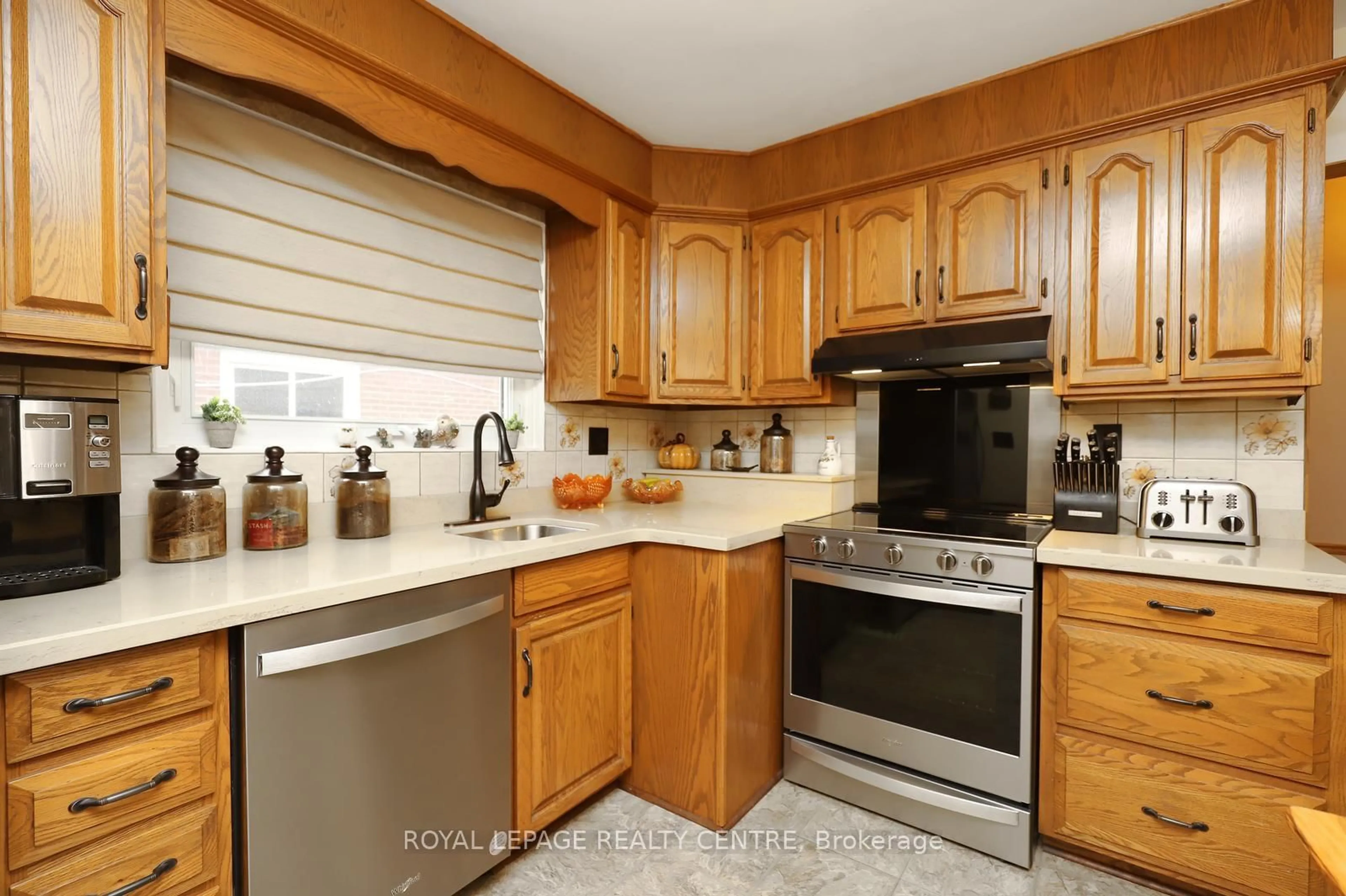 Standard kitchen, unknown for 3638 Anniversary Rd, Mississauga Ontario L5C 2G1