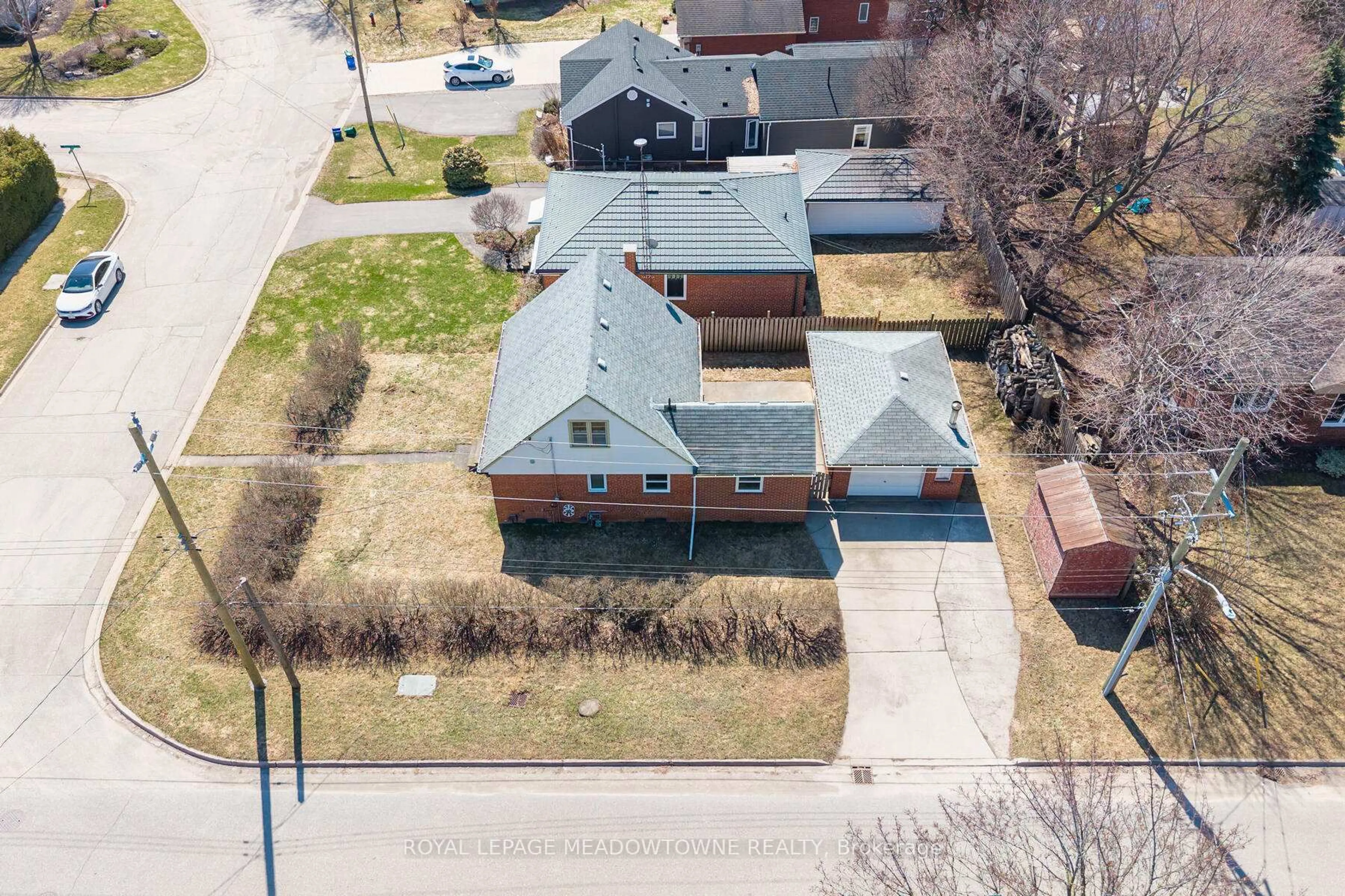 A pic from outside/outdoor area/front of a property/back of a property/a pic from drone, street for 3 Bard Lane, Halton Hills Ontario L7G 2M6