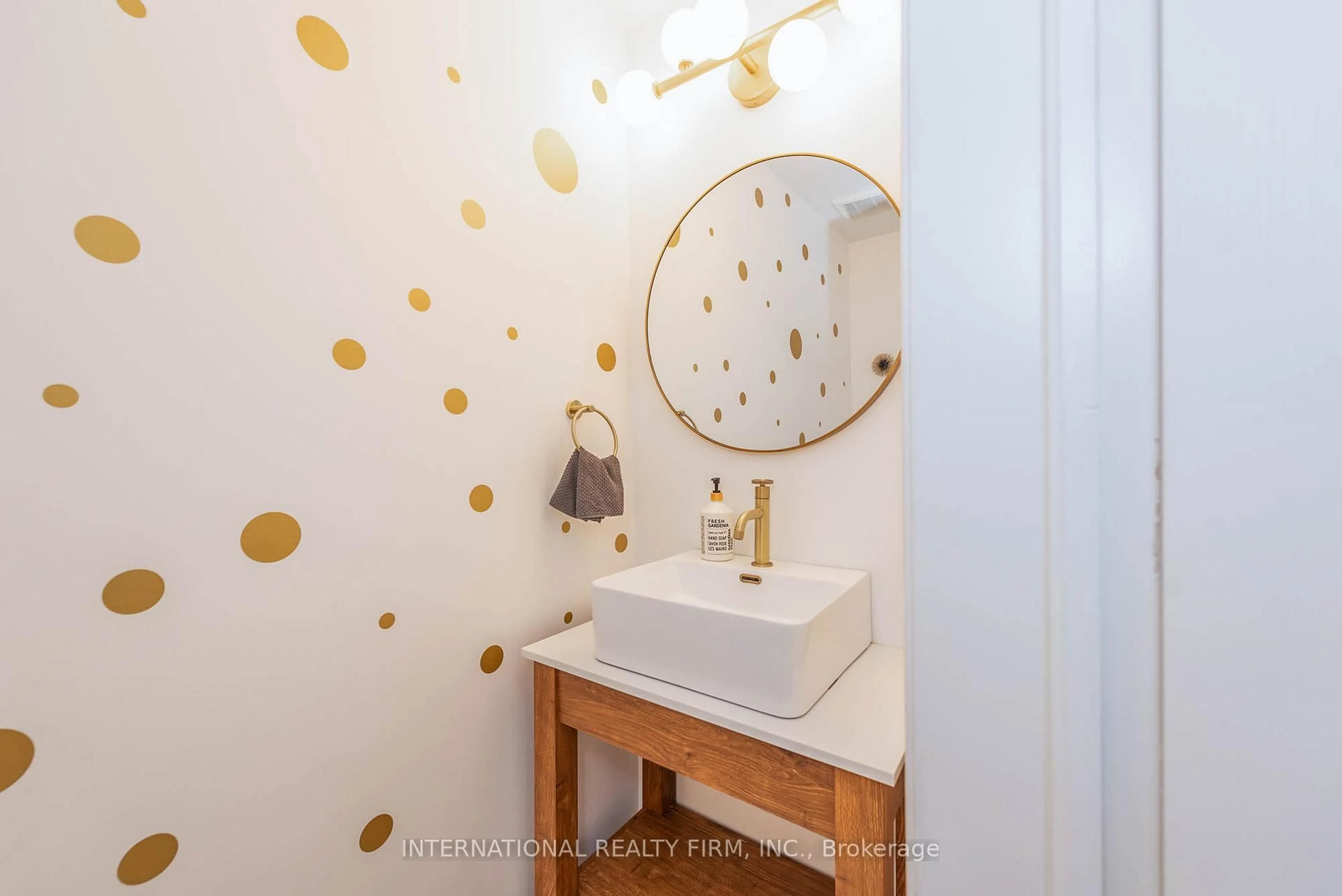 Contemporary bathroom, ceramic/tile floor for 99 Huguenot Rd, Oakville Ontario L6H 0M3