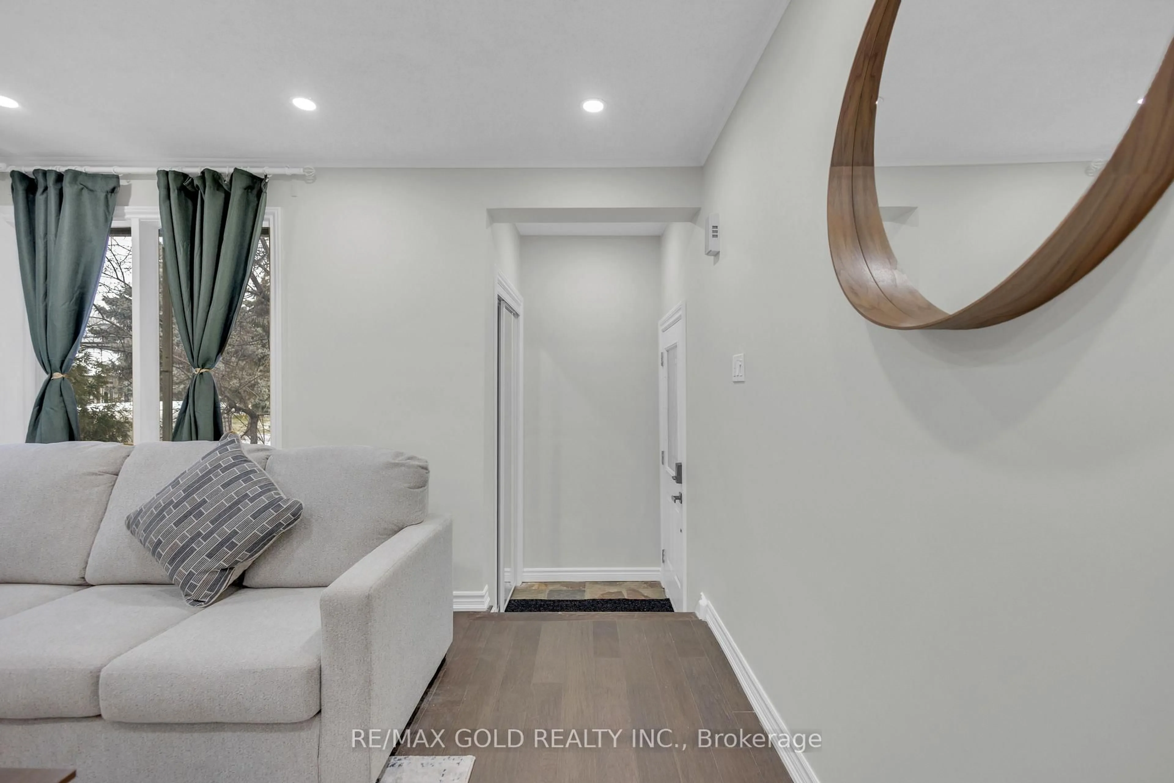 Indoor entryway for 462 Samford Pl, Oakville Ontario L6L 4E8