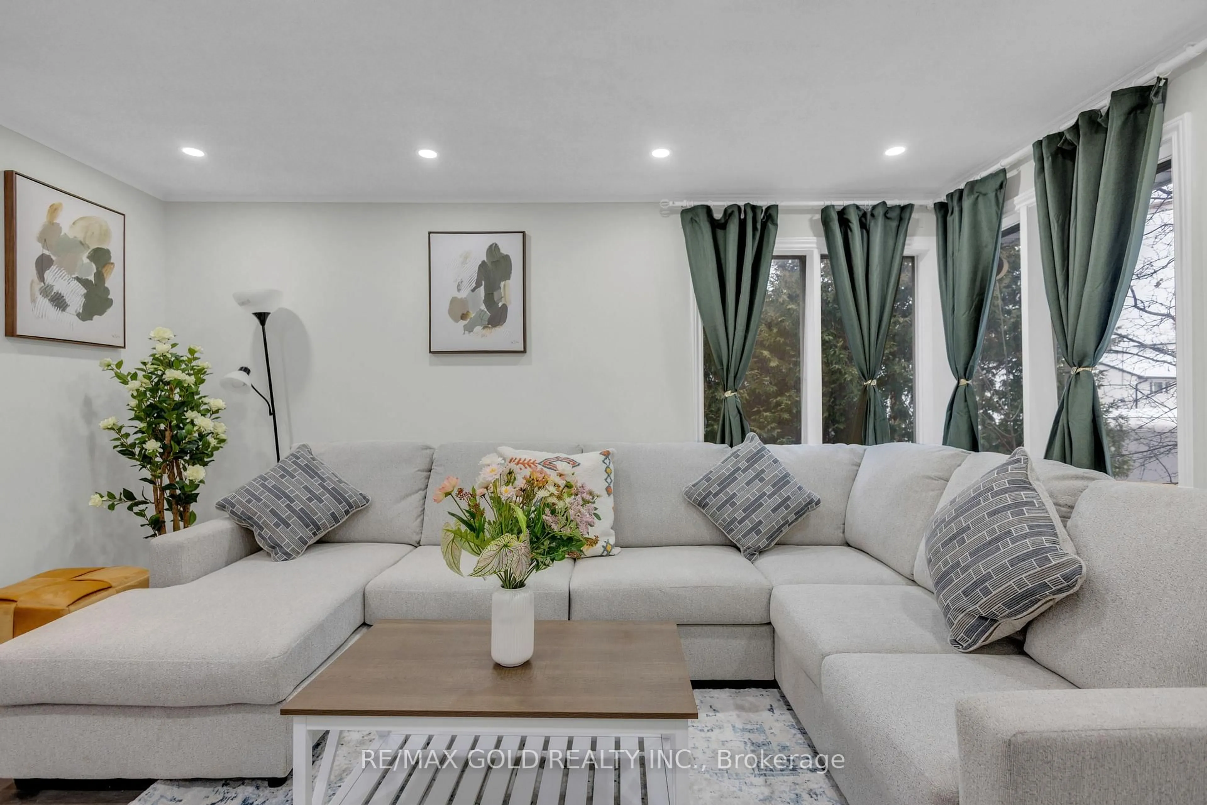 Living room with furniture, unknown for 462 Samford Pl, Oakville Ontario L6L 4E8