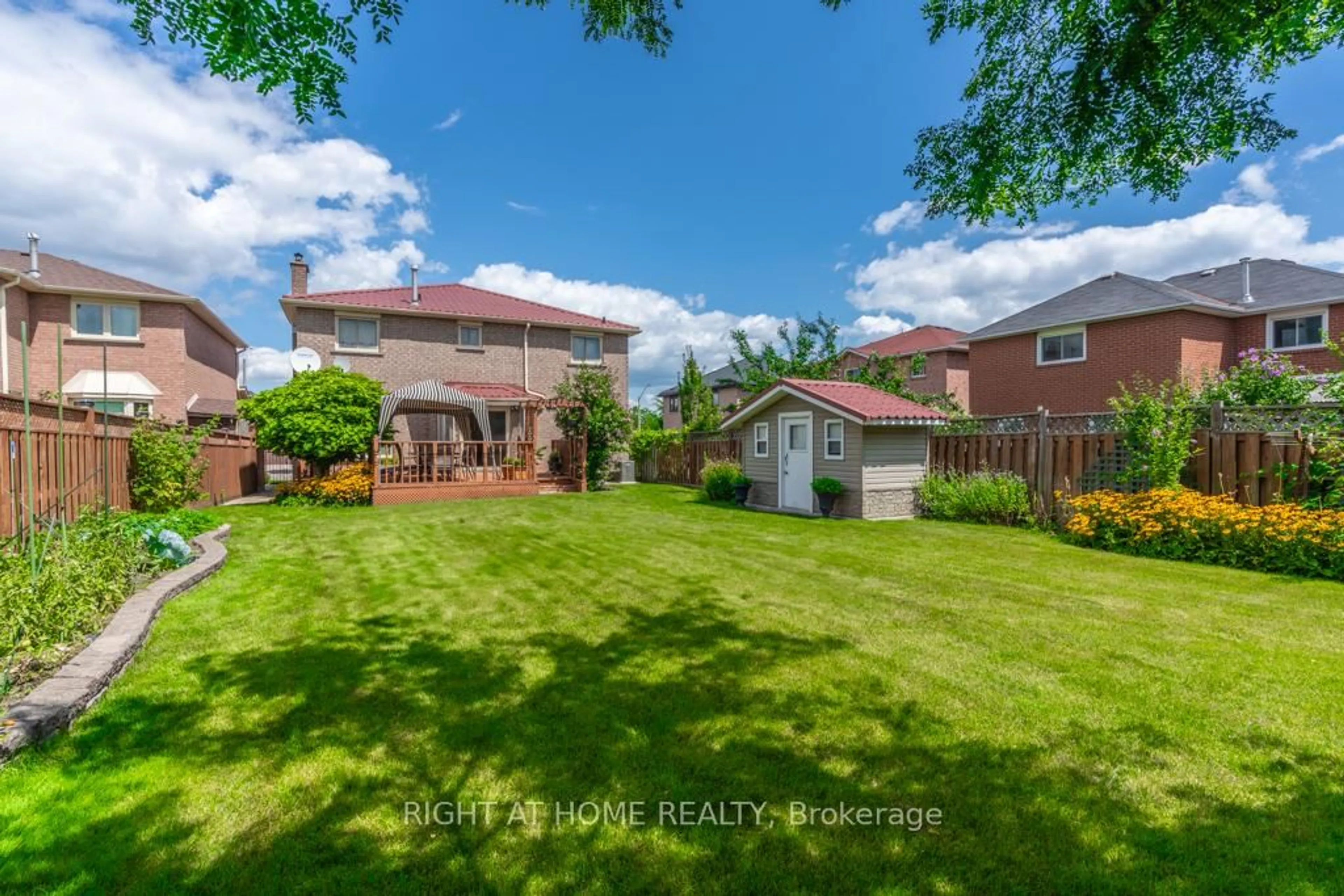 A pic from outside/outdoor area/front of a property/back of a property/a pic from drone, unknown for 3300 Redmond Rd, Mississauga Ontario L5B 3X1