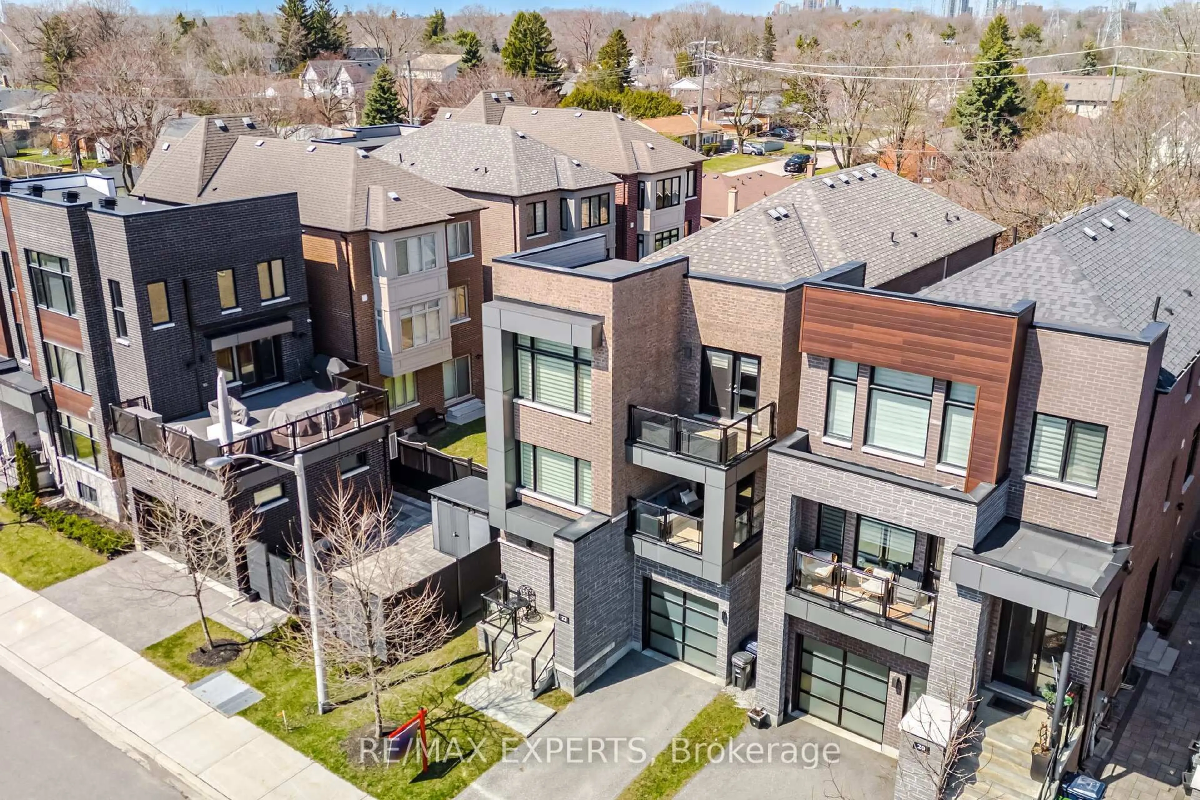 A pic from outside/outdoor area/front of a property/back of a property/a pic from drone, street for 22 Kipling Grove Crt, Toronto Ontario M9B 0C6