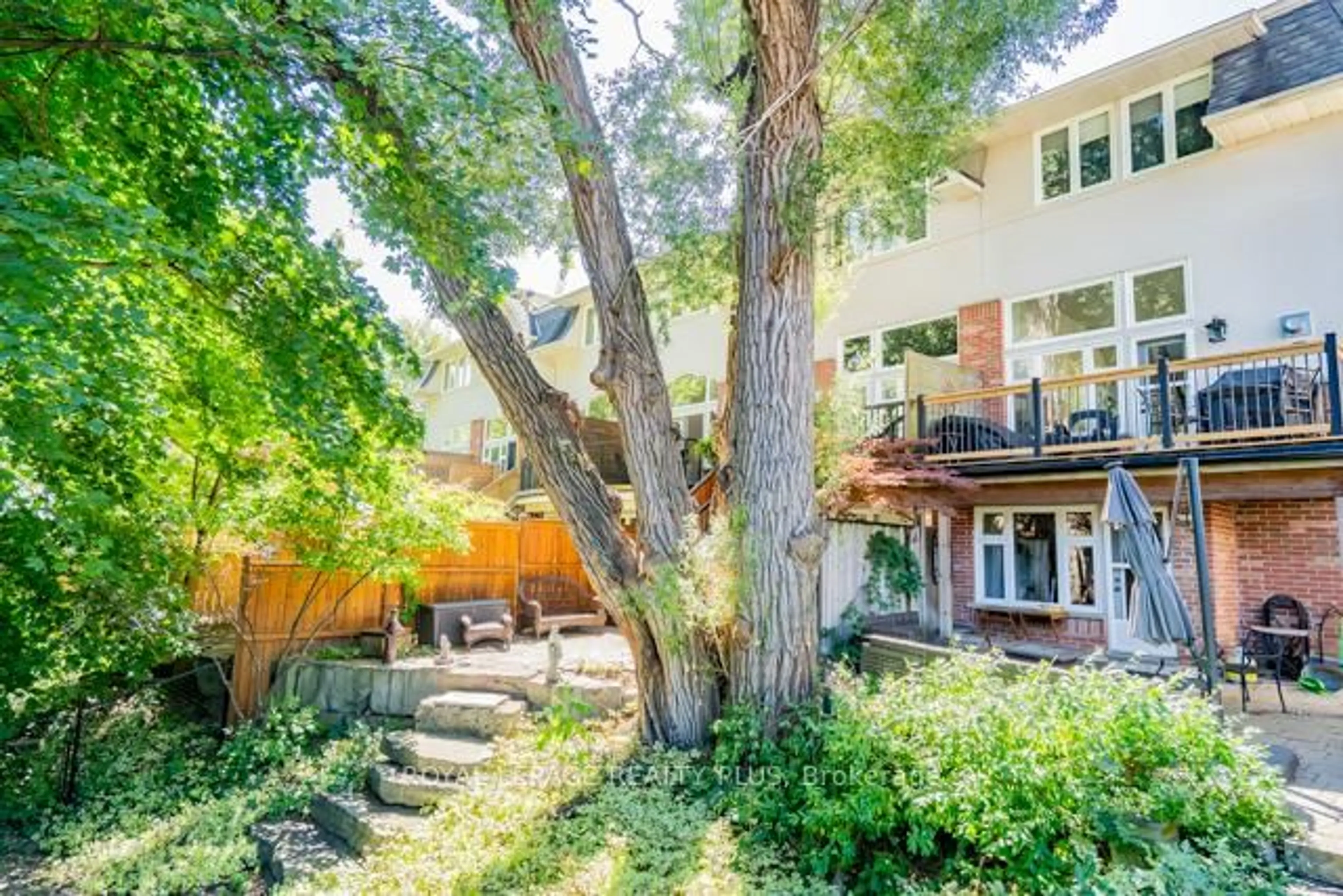 A pic from outside/outdoor area/front of a property/back of a property/a pic from drone, street for 83 Kerr St, Oakville Ontario L6K 3A2