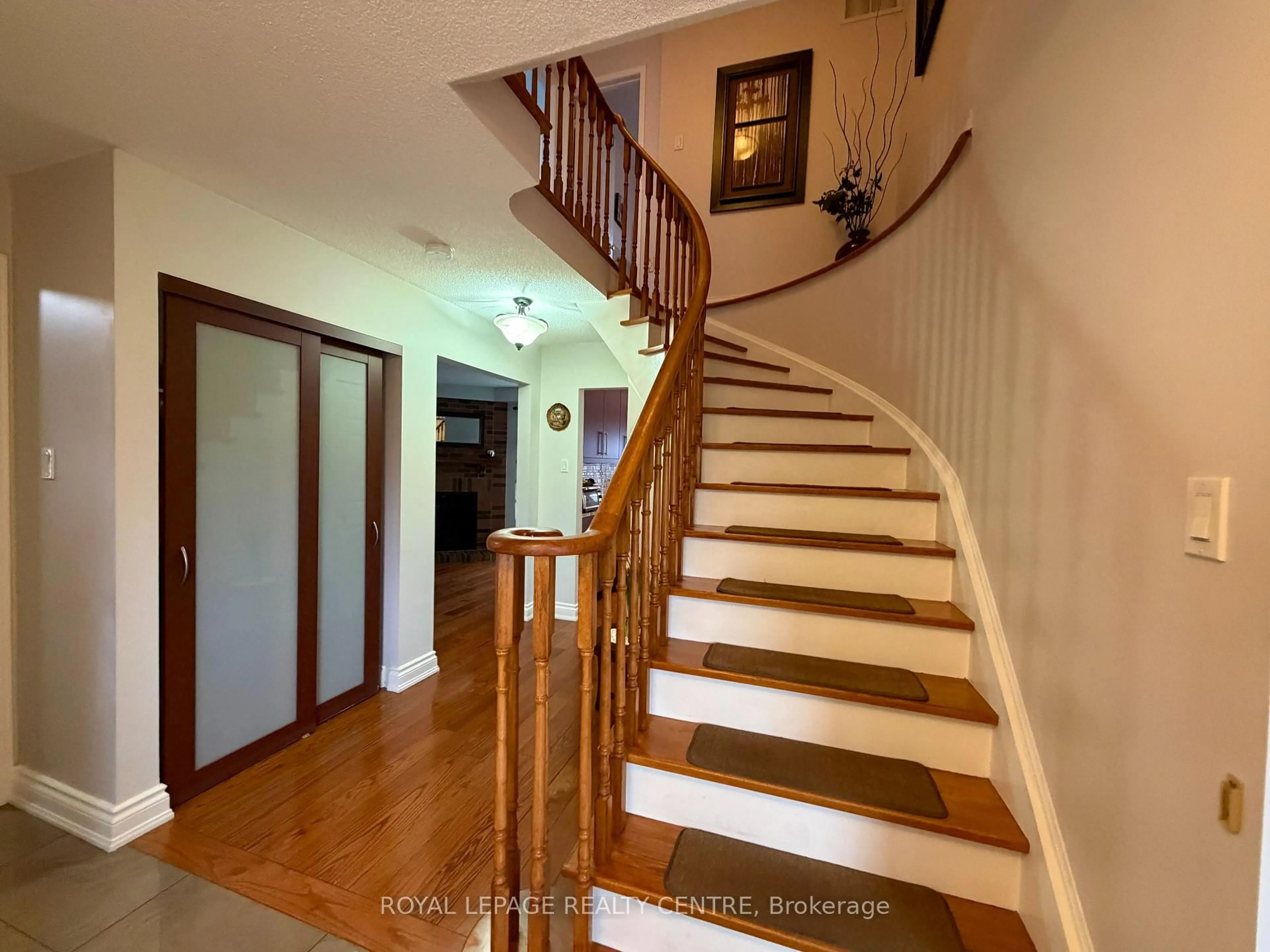 Indoor foyer for 3026 Dalehurst Dr, Mississauga Ontario L5N 6M8