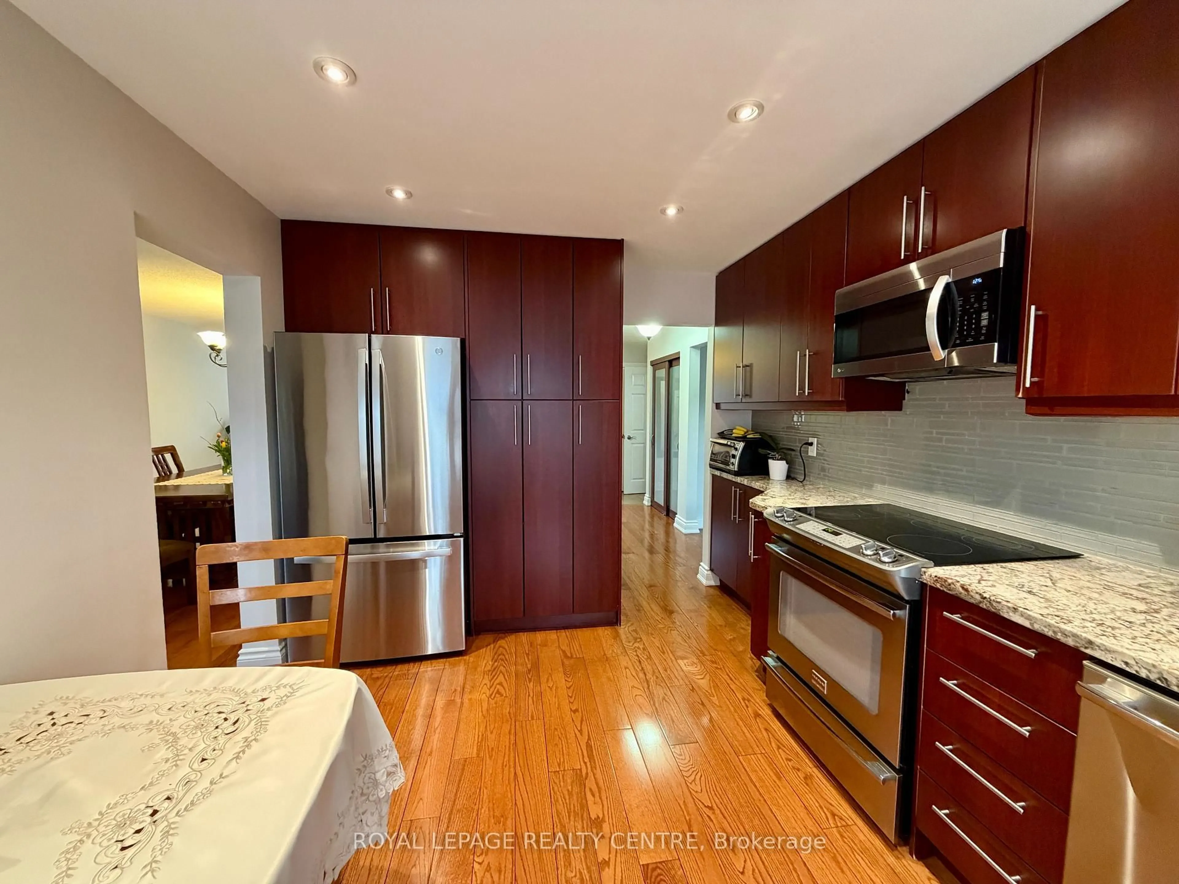 Open concept kitchen, wood/laminate floor for 3026 Dalehurst Dr, Mississauga Ontario L5N 6M8