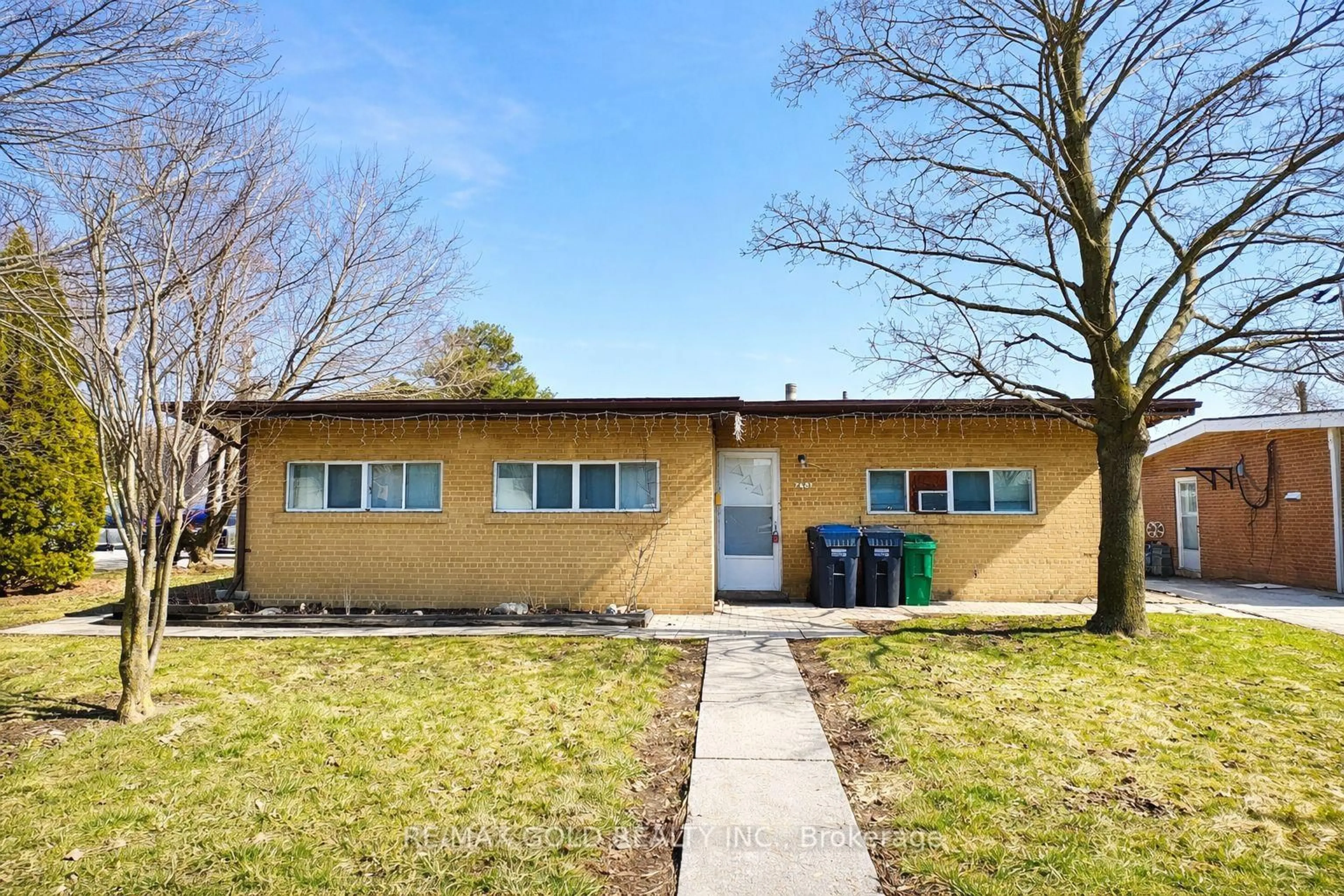 A pic from outside/outdoor area/front of a property/back of a property/a pic from drone, unknown for 7681 Redstone Rd, Mississauga Ontario L4T 2B7