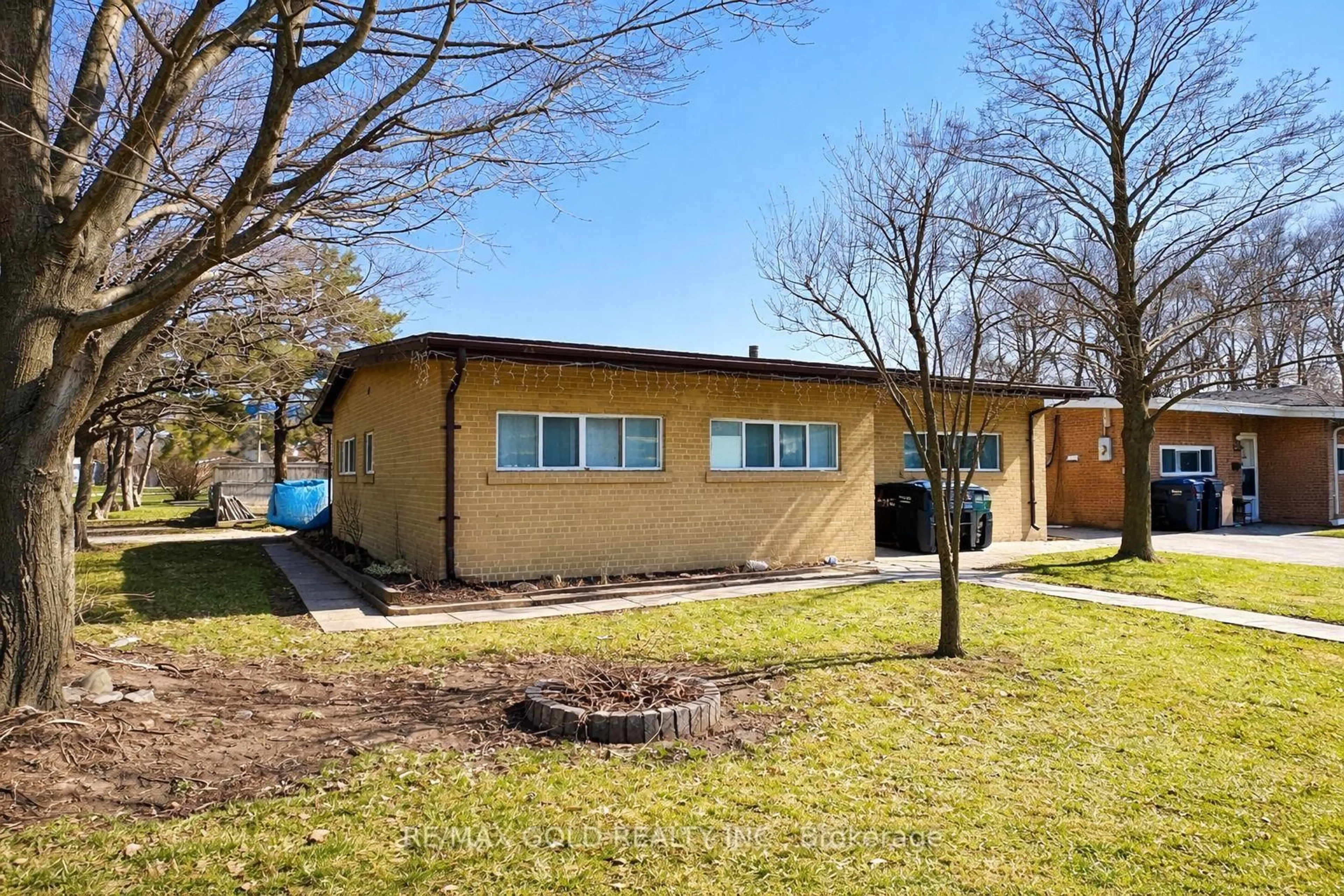 Patio, unknown for 7681 Redstone Rd, Mississauga Ontario L4T 2B7