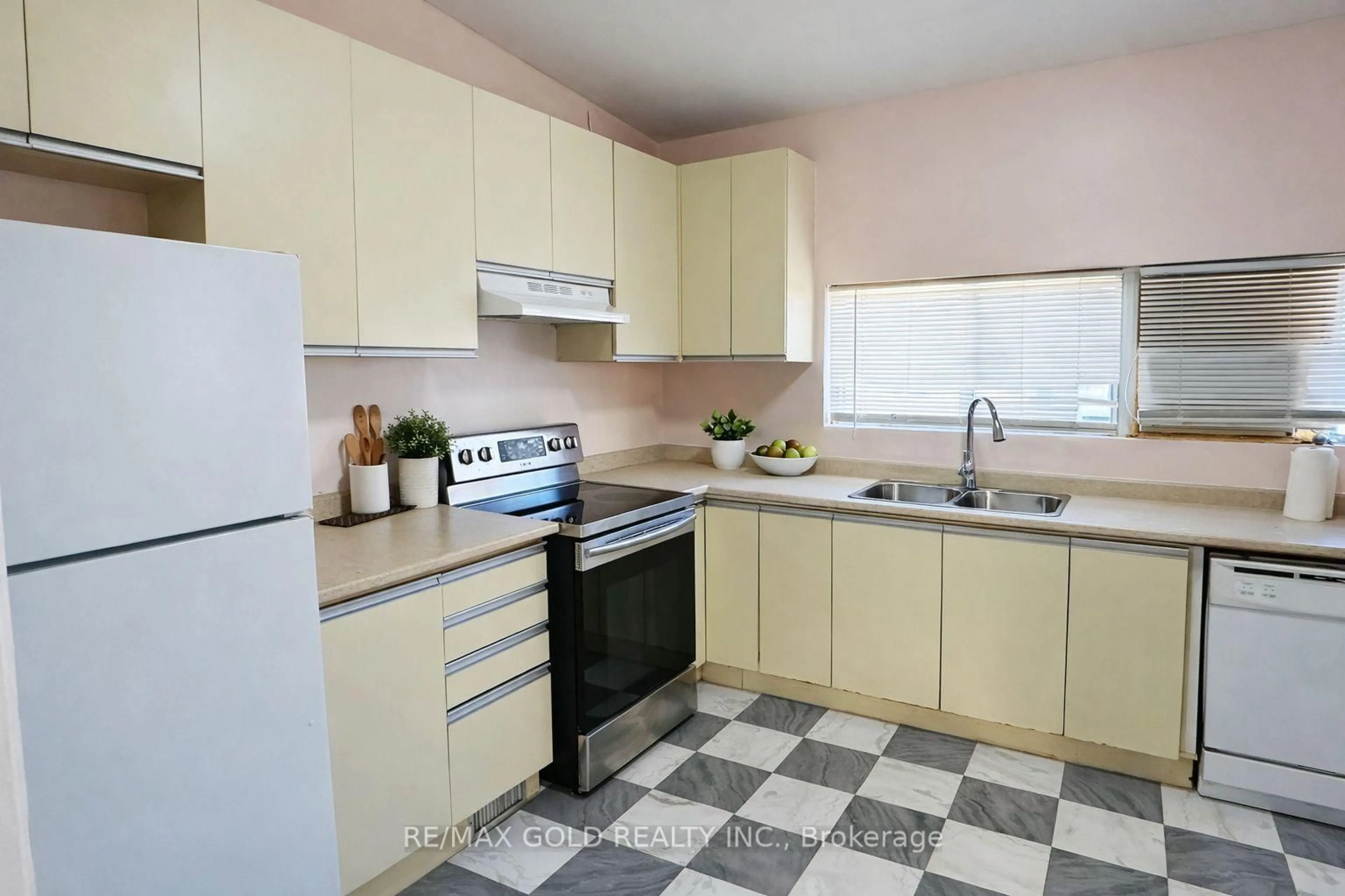 Standard kitchen, ceramic/tile floor for 7681 Redstone Rd, Mississauga Ontario L4T 2B7