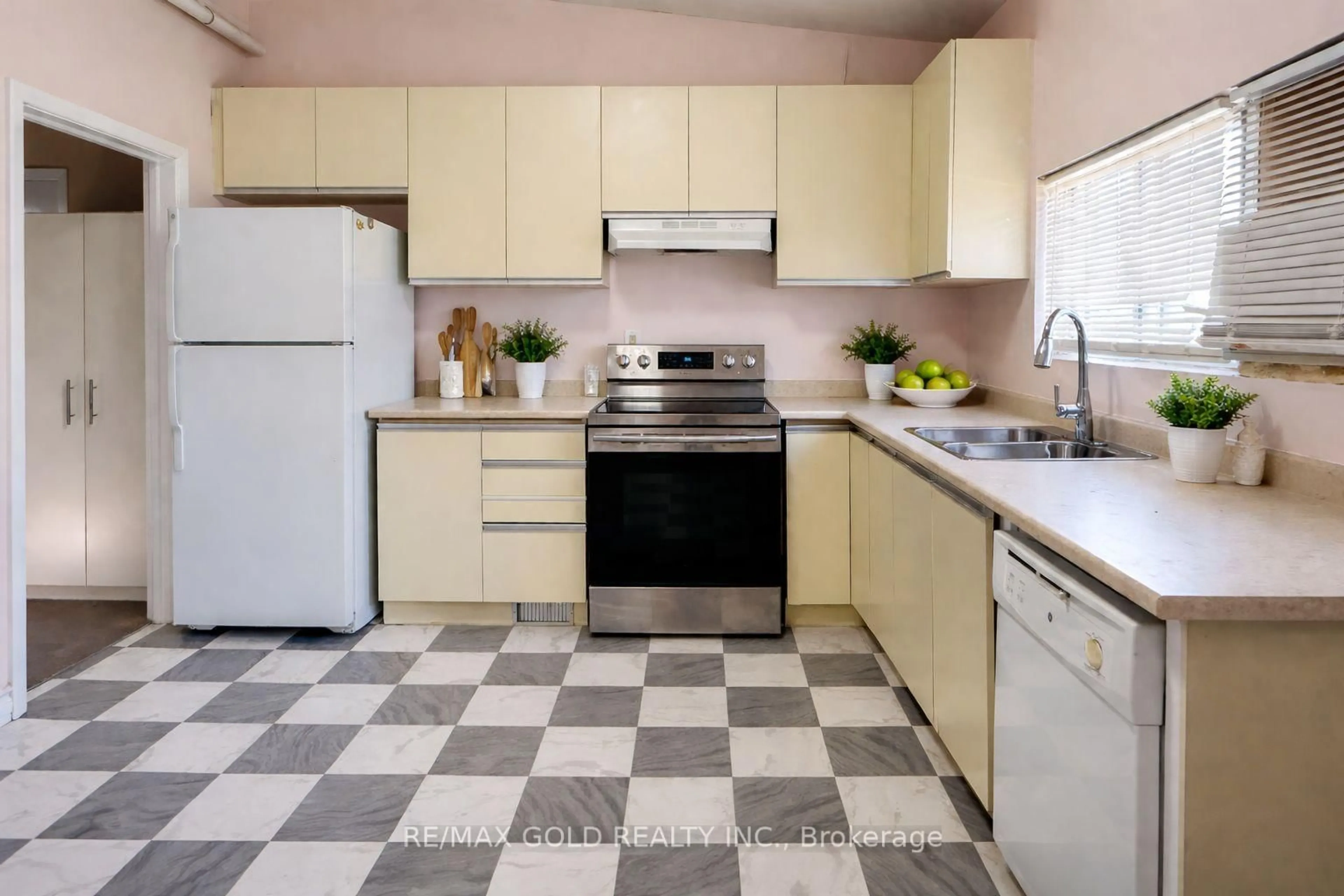 Standard kitchen, ceramic/tile floor for 7681 Redstone Rd, Mississauga Ontario L4T 2B7