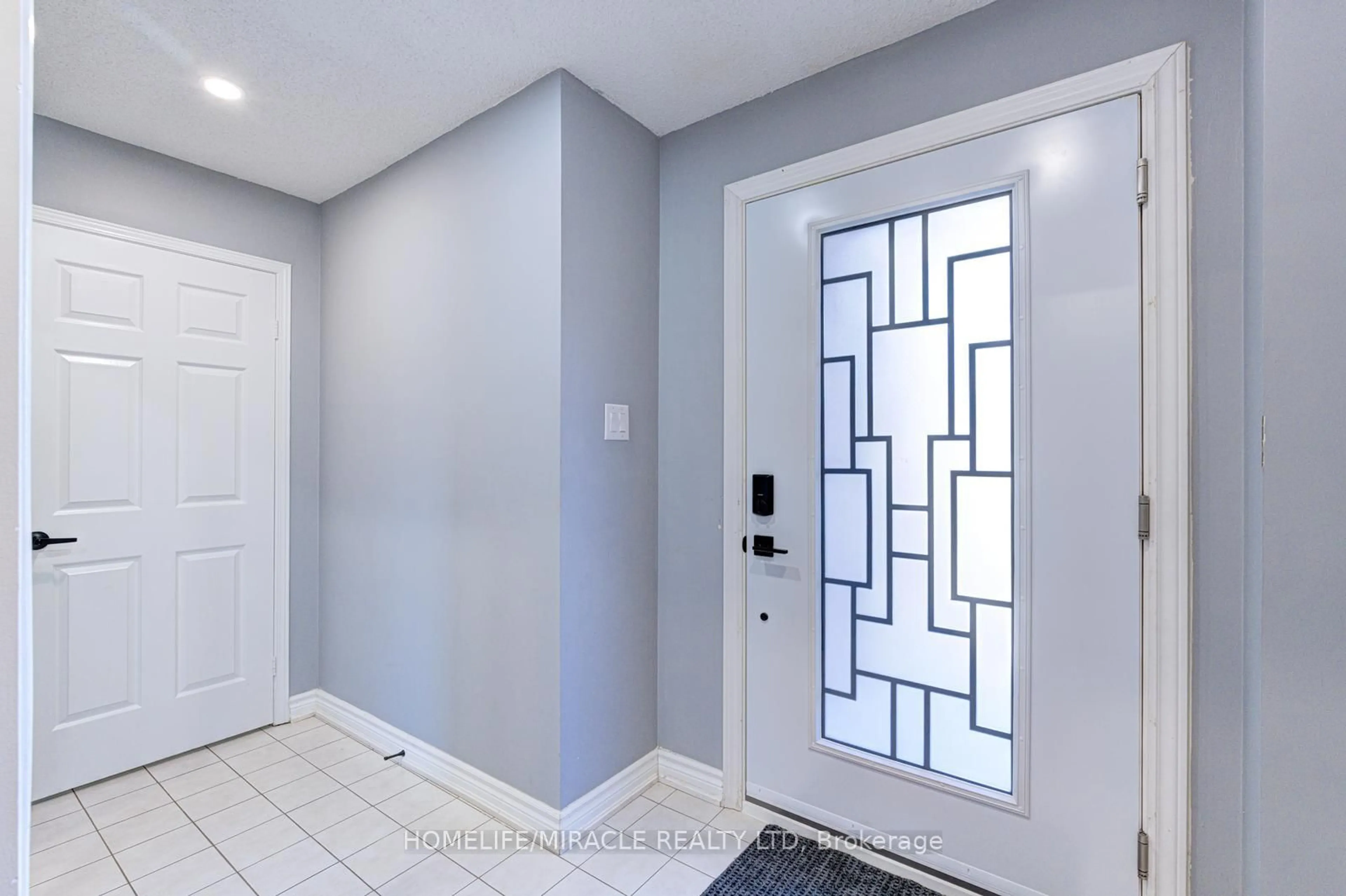 Indoor entryway for 32 Pennsylvania Ave, Brampton Ontario L6Y 4N7