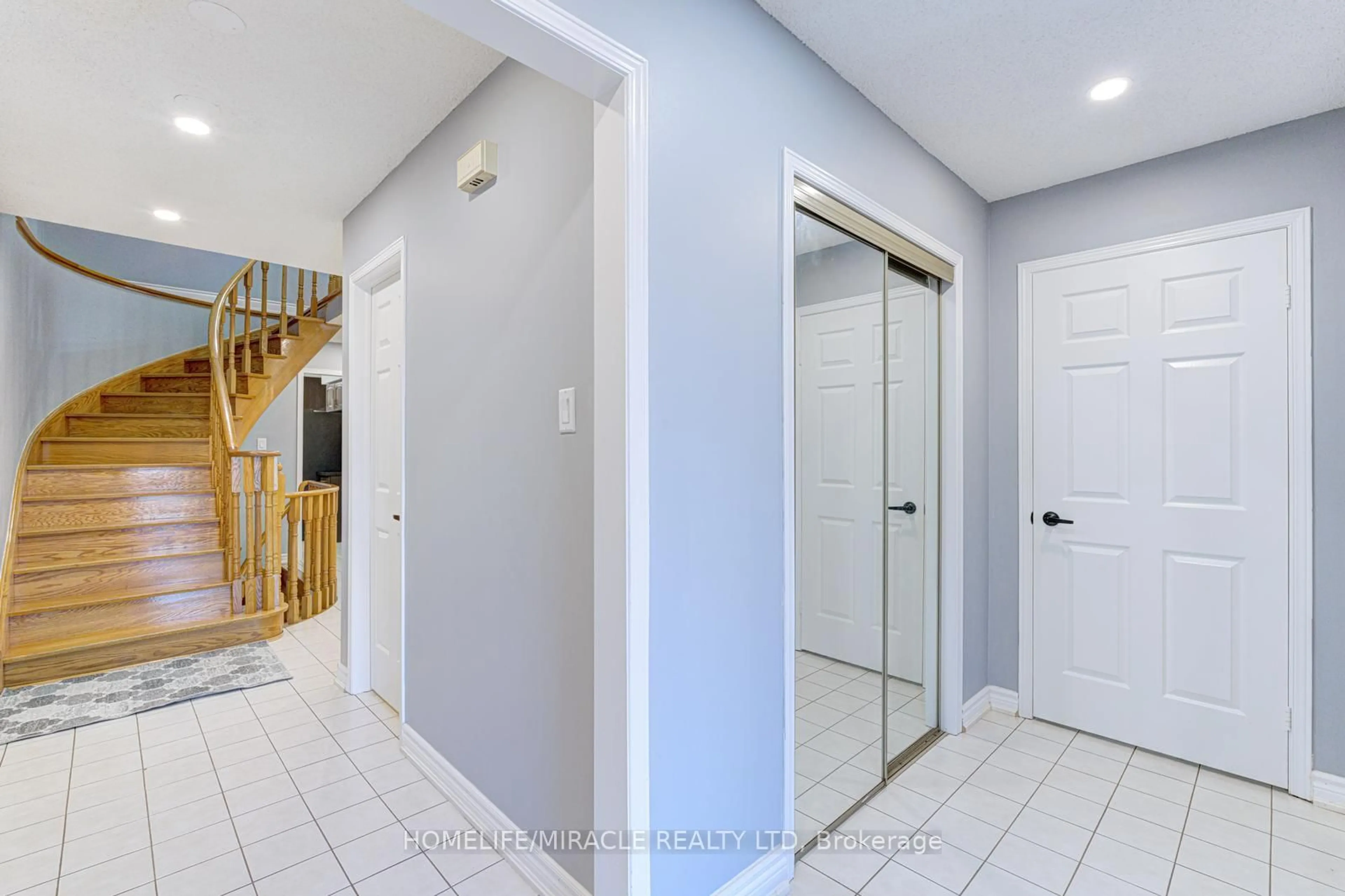 Indoor entryway for 32 Pennsylvania Ave, Brampton Ontario L6Y 4N7