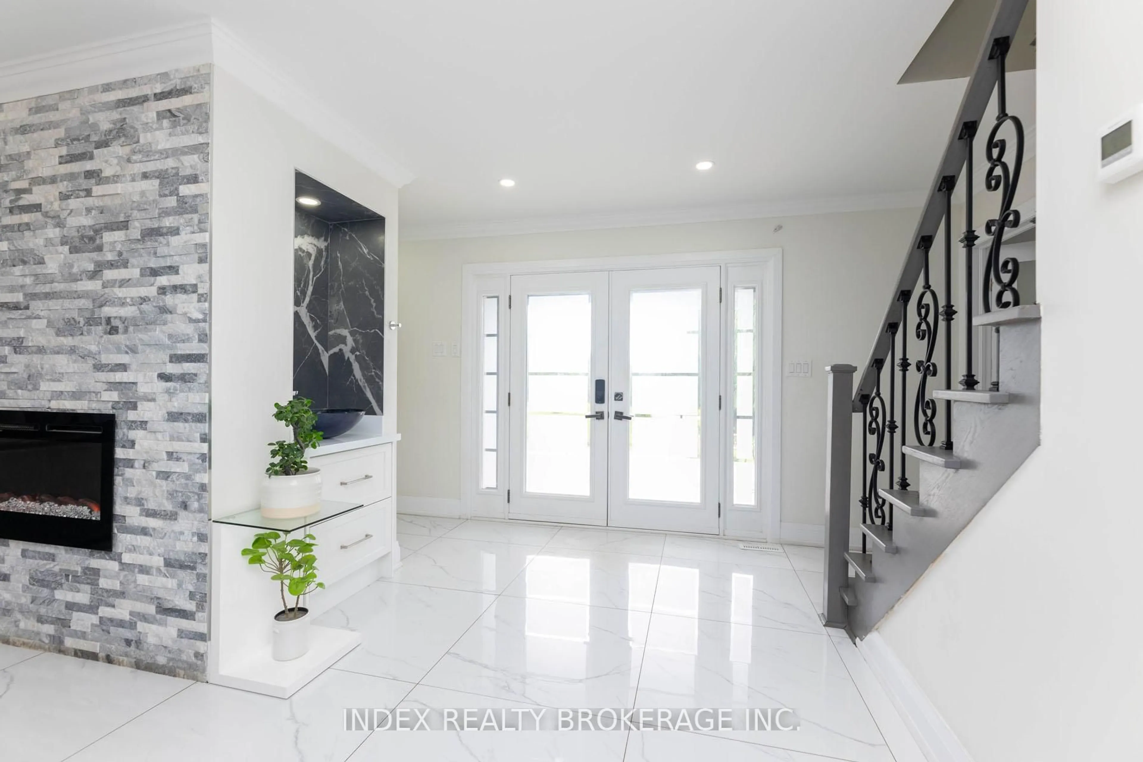 Indoor entryway for 15277 Dixie Rd, Caledon Ontario L7C 2N1