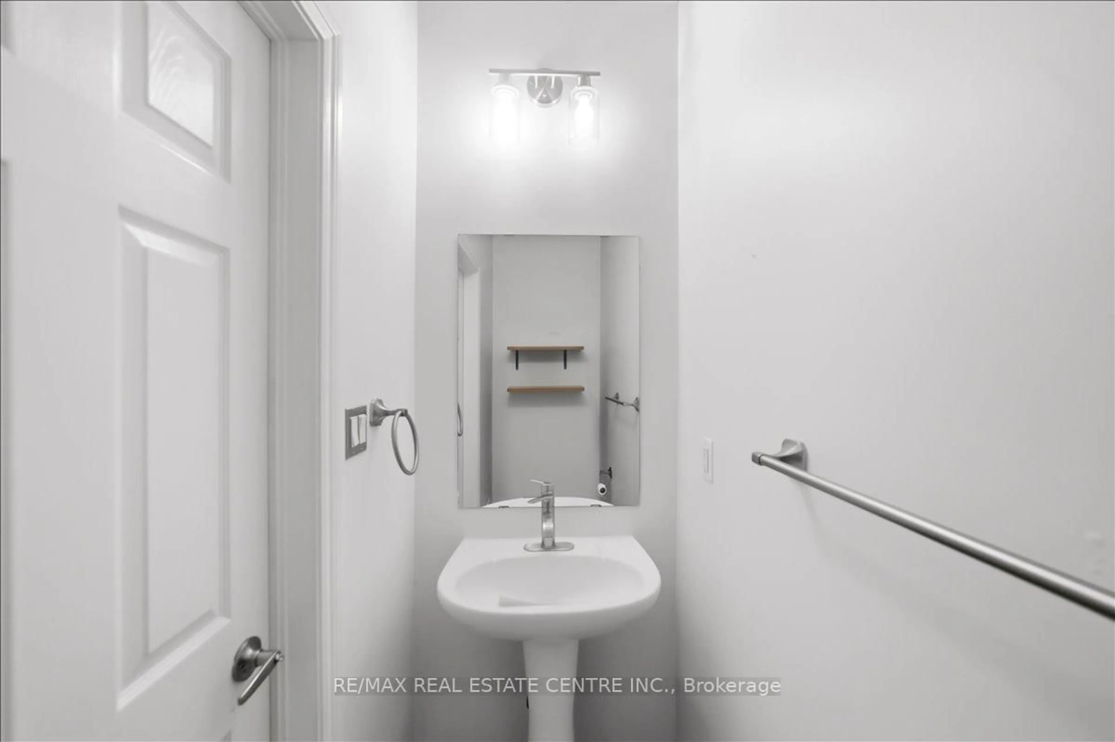 Standard bathroom, ceramic/tile floor for 355 Hobbs Cres, Milton Ontario L9T 0J3