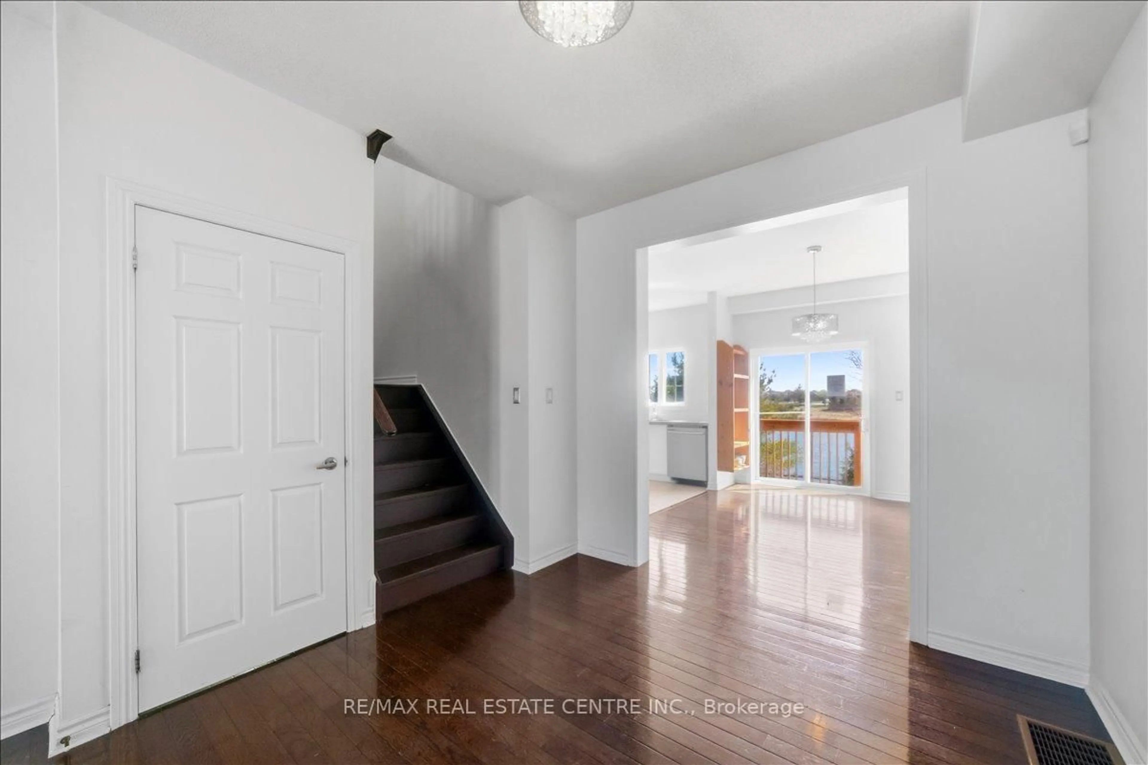 Indoor entryway for 355 Hobbs Cres, Milton Ontario L9T 0J3