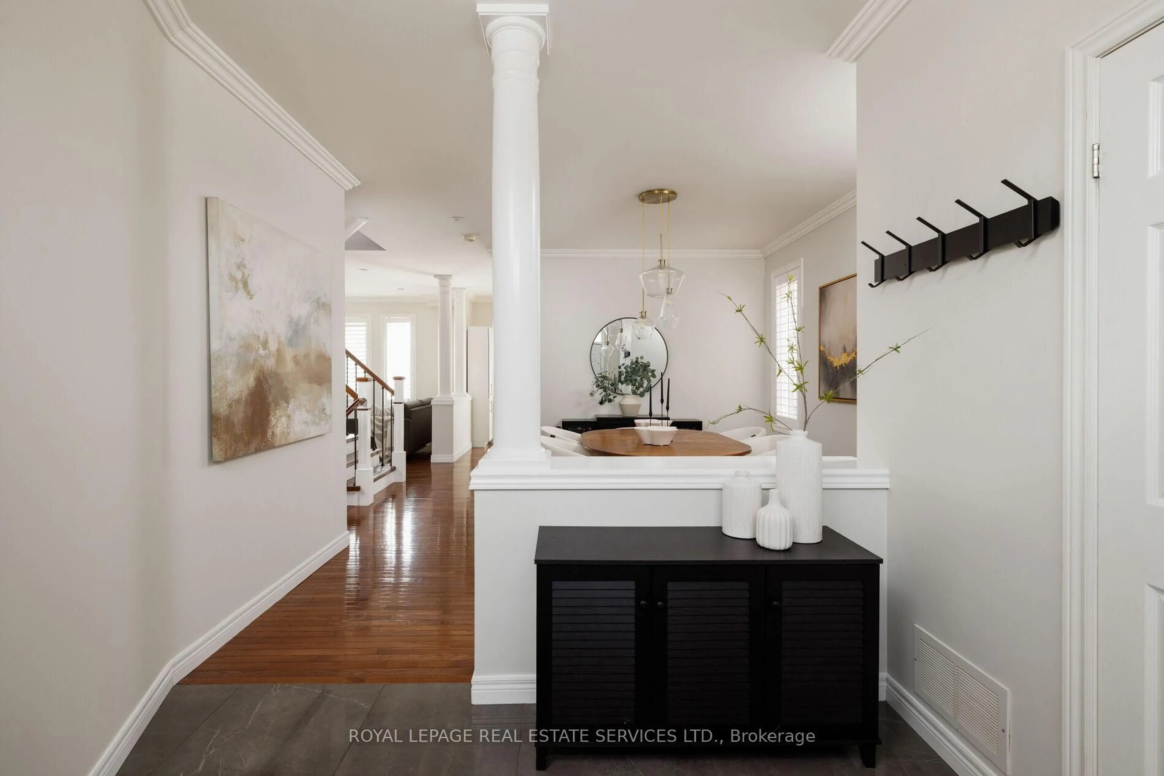 Indoor entryway for 1434 Gulledge Tr, Oakville Ontario L6M 3Z8
