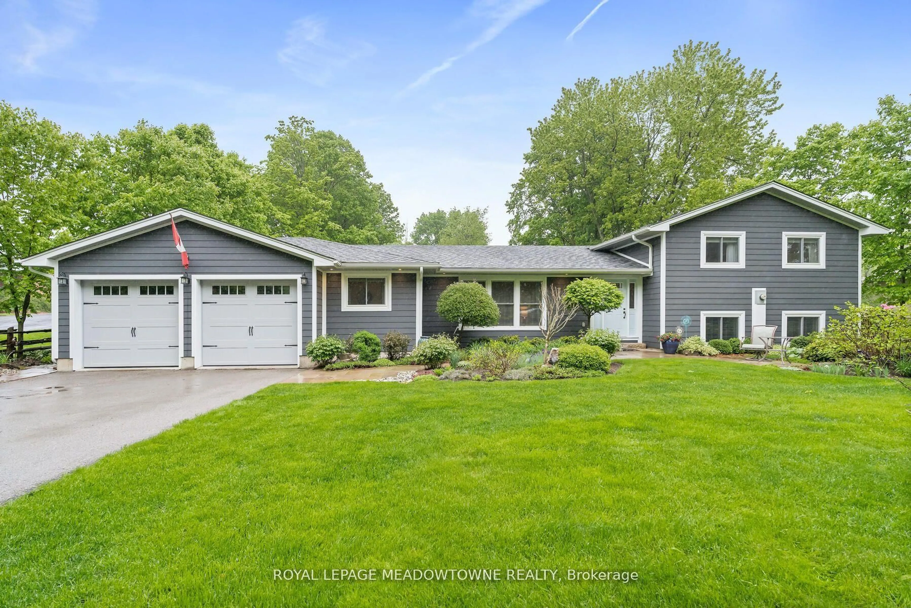 Home with vinyl exterior material, street for 13609 Sixth Line, Halton Hills Ontario L0P 1H0