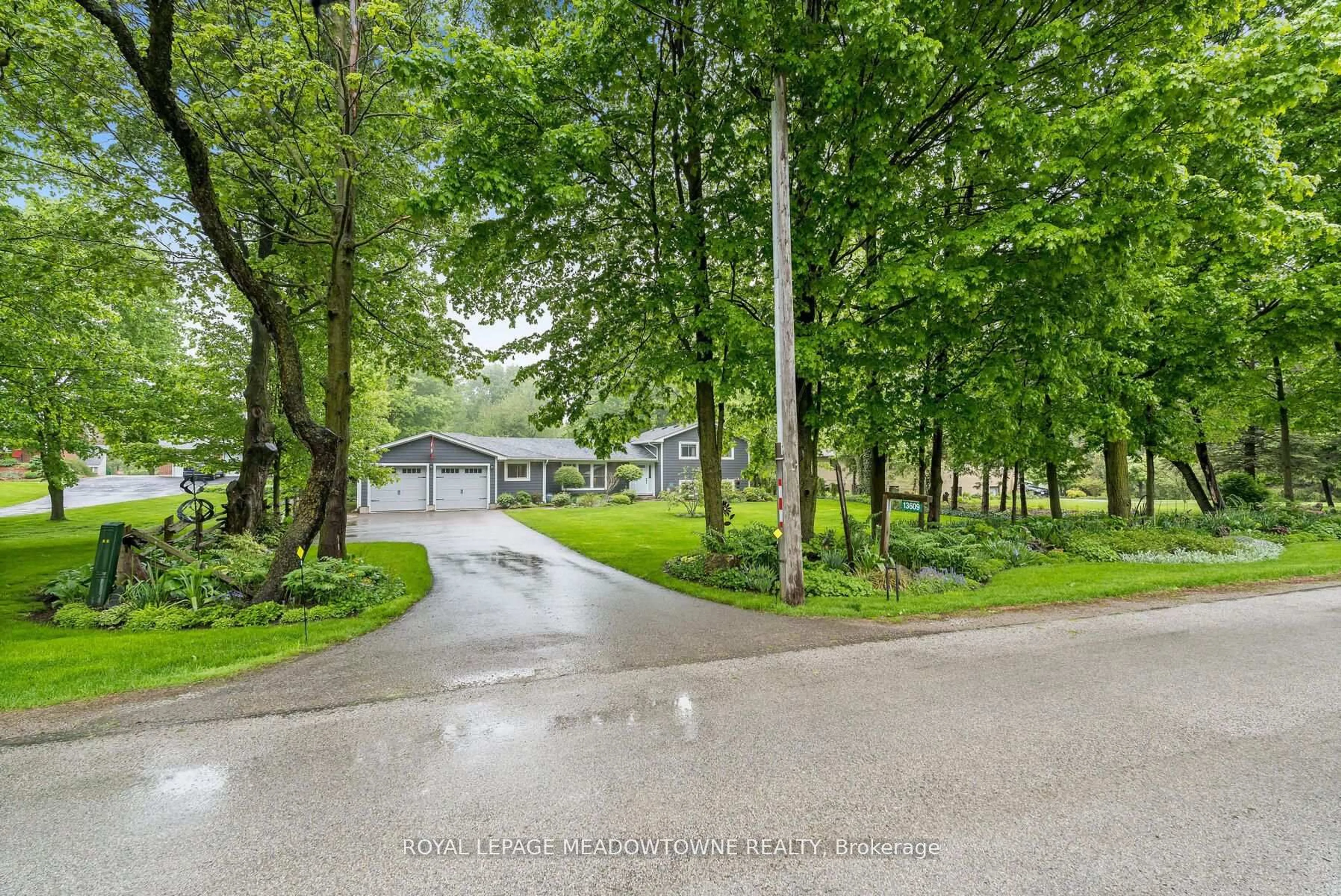 A pic from outside/outdoor area/front of a property/back of a property/a pic from drone, unknown for 13609 Sixth Line, Halton Hills Ontario L0P 1H0