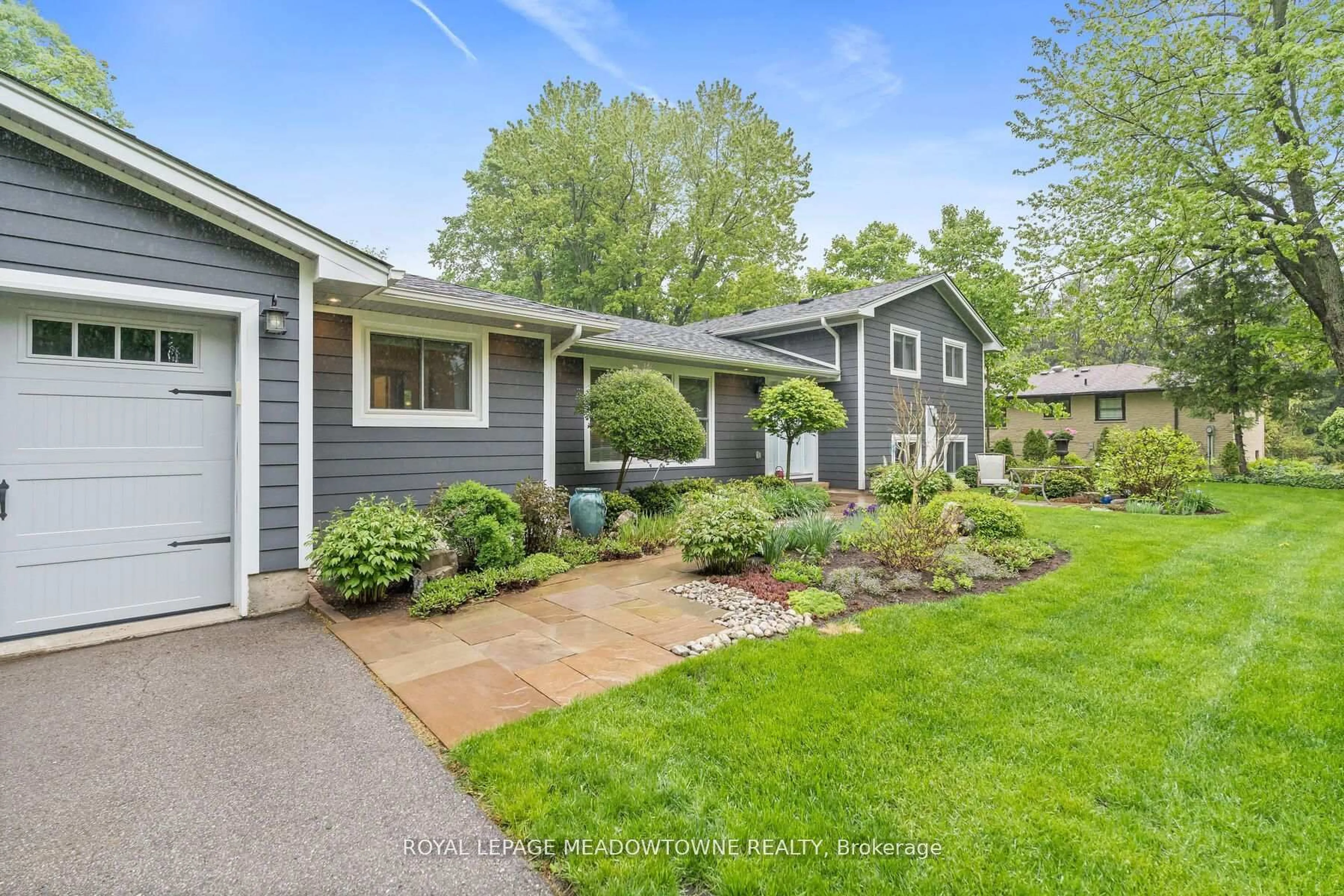 Home with vinyl exterior material, street for 13609 Sixth Line, Halton Hills Ontario L0P 1H0