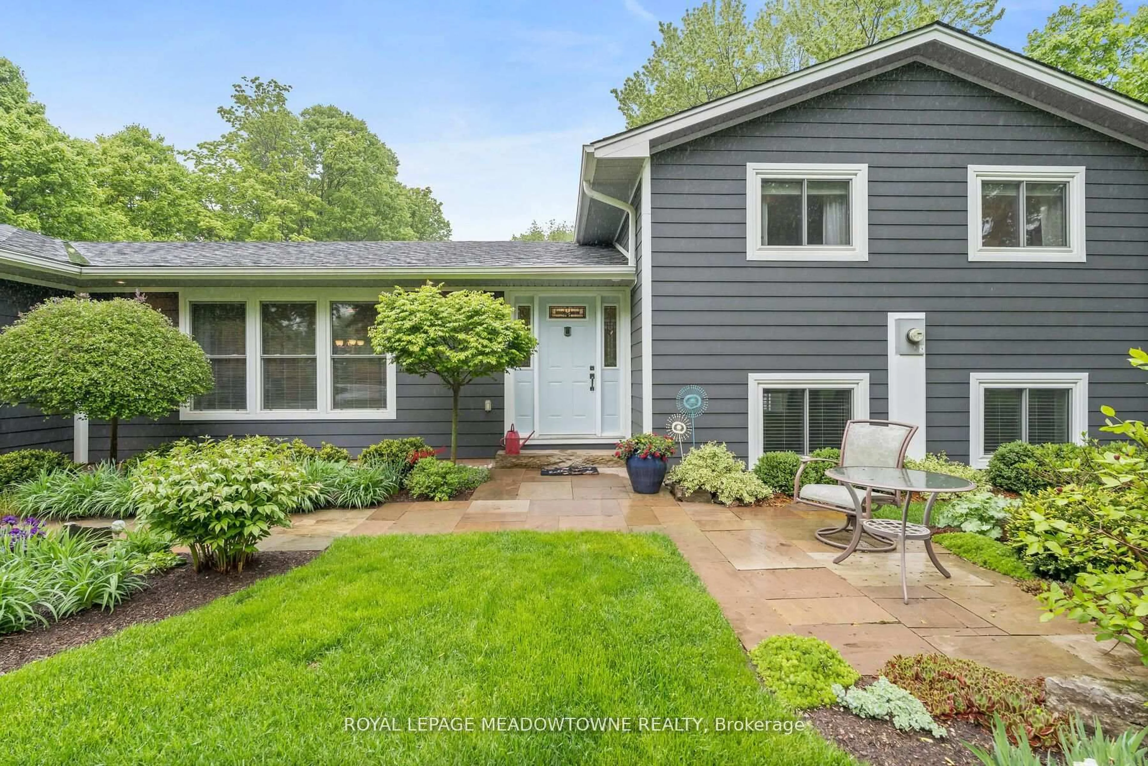 Home with vinyl exterior material, street for 13609 Sixth Line, Halton Hills Ontario L0P 1H0