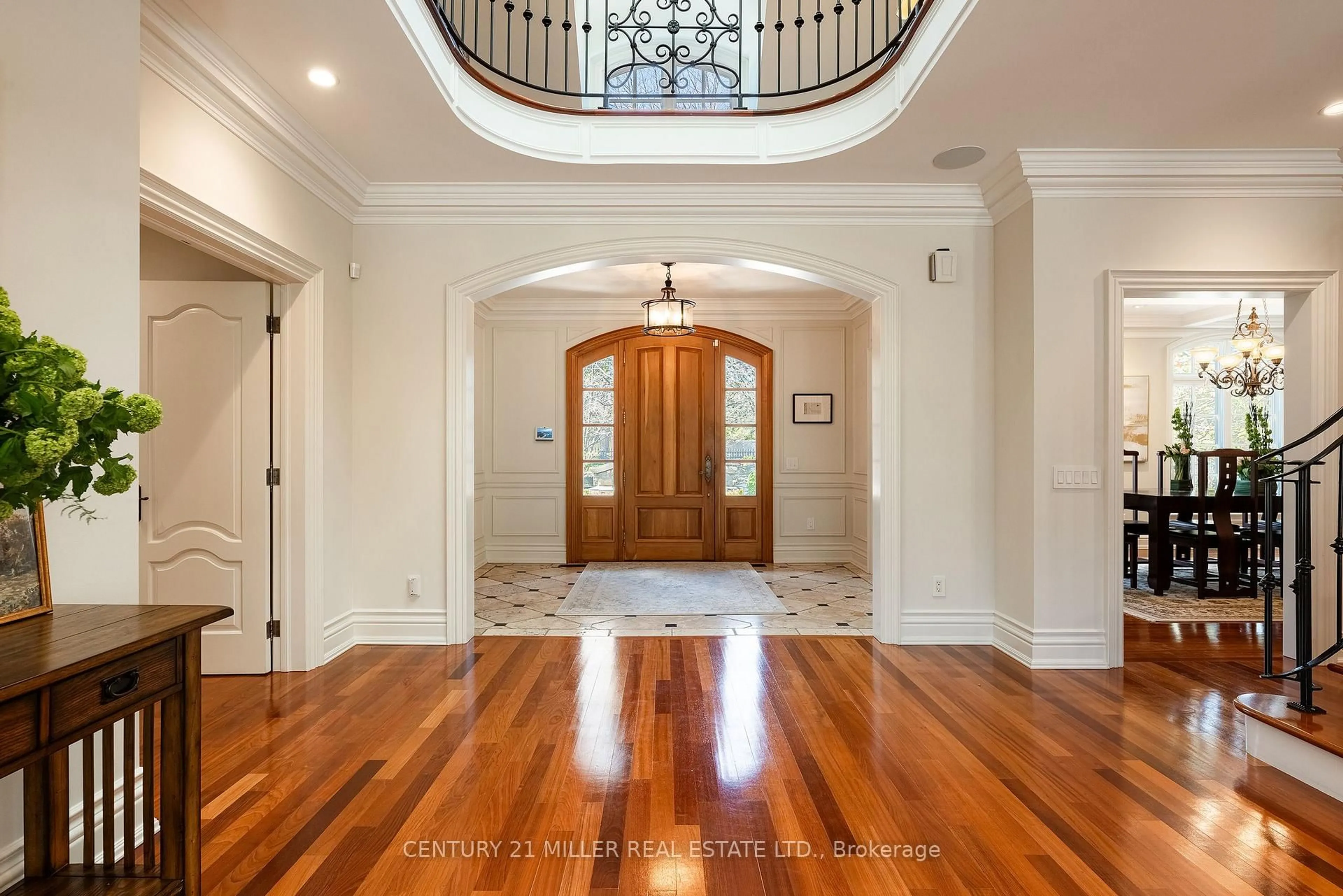 Indoor entryway for 2096 Lakeshore Rd, Oakville Ontario L6J 1M3