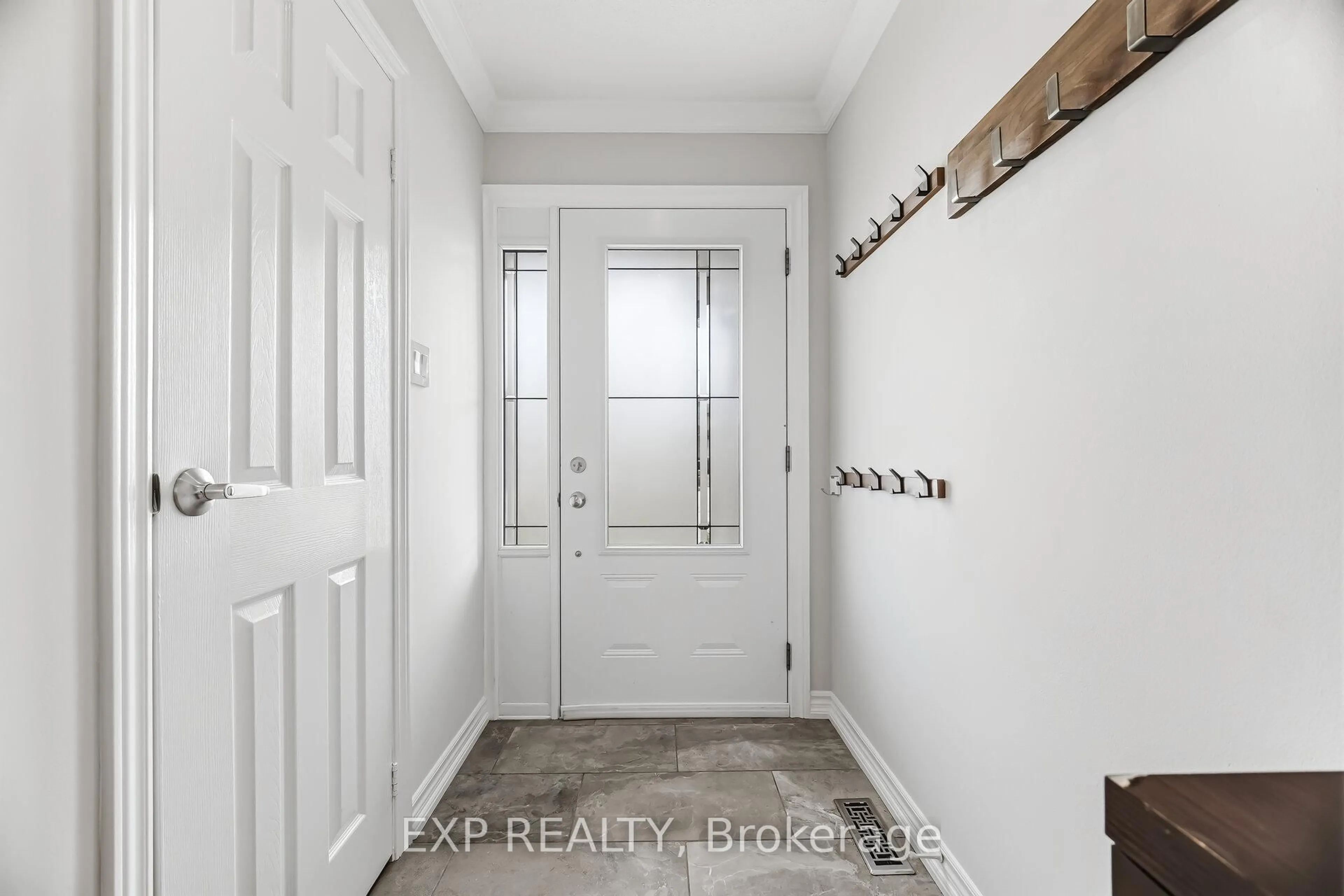 Indoor entryway for 729 Carrying Pl, Mississauga Ontario L5C 3W6