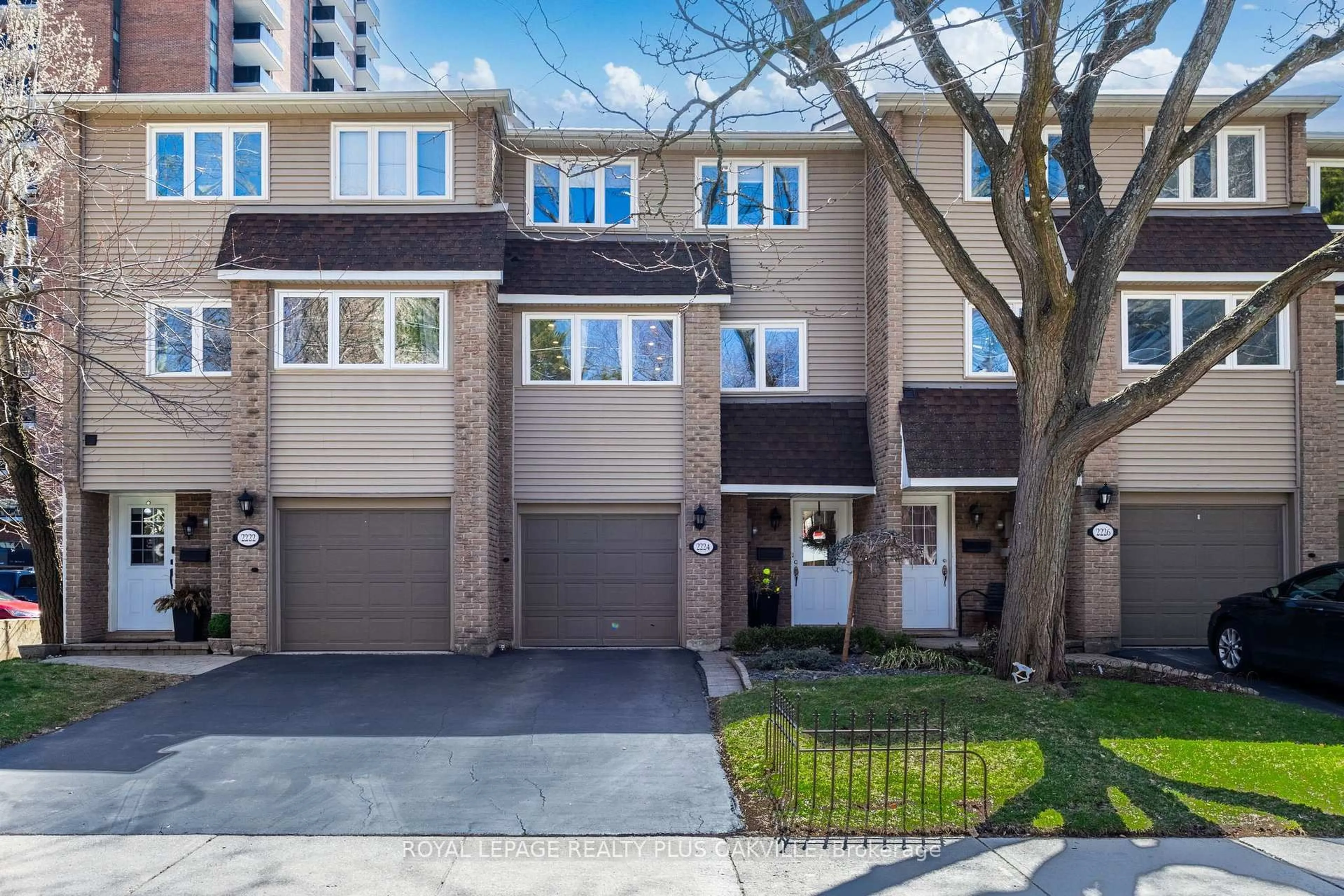 A pic from outside/outdoor area/front of a property/back of a property/a pic from drone, street for 2224 Marine Dr, Oakville Ontario L6L 1C1