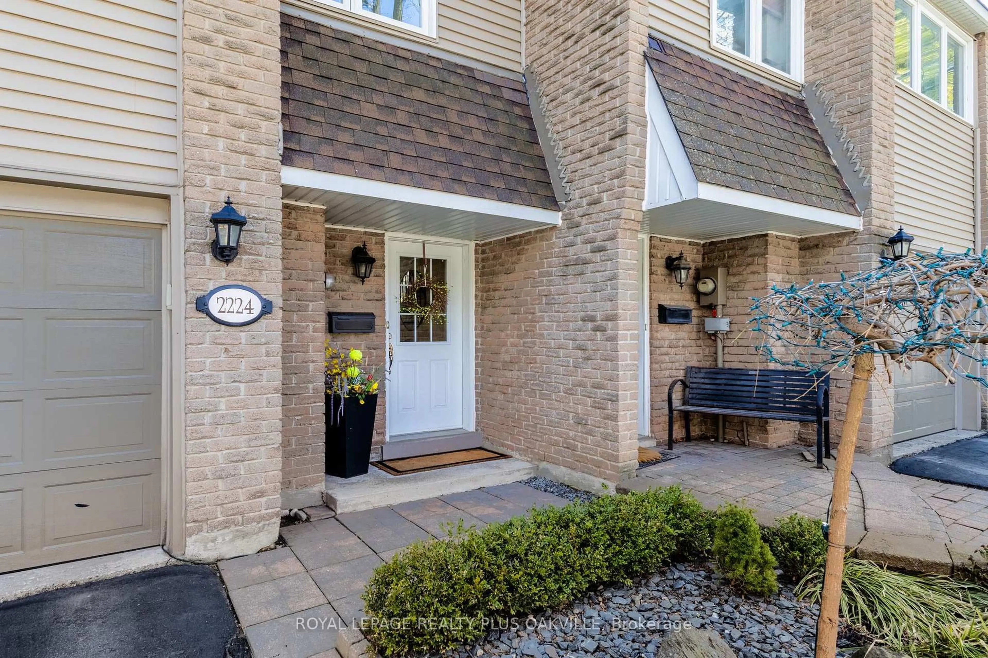 Indoor entryway for 2224 Marine Dr, Oakville Ontario L6L 1C1