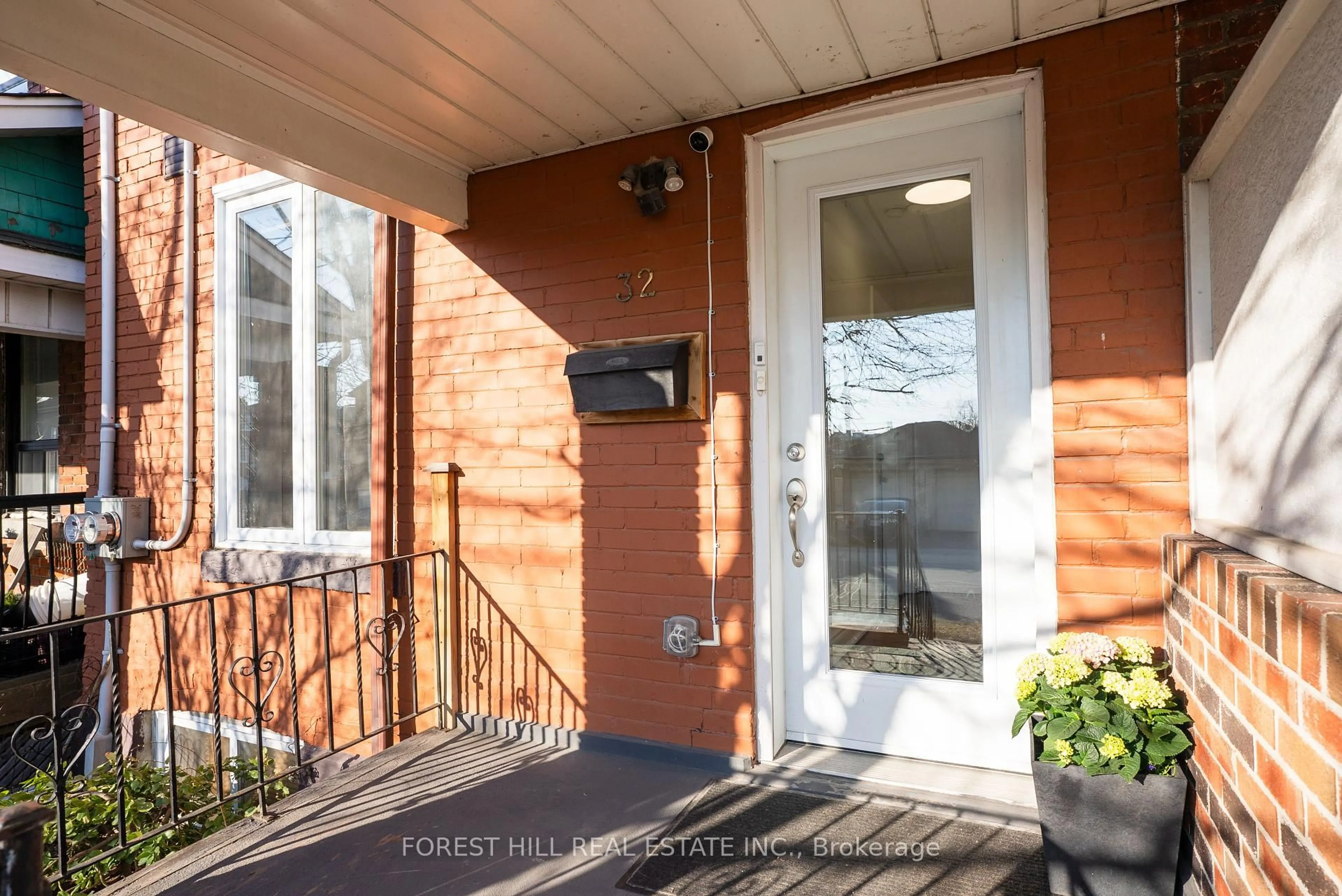 Indoor entryway for 32 Castleton Ave, Toronto Ontario M6N 3Z5