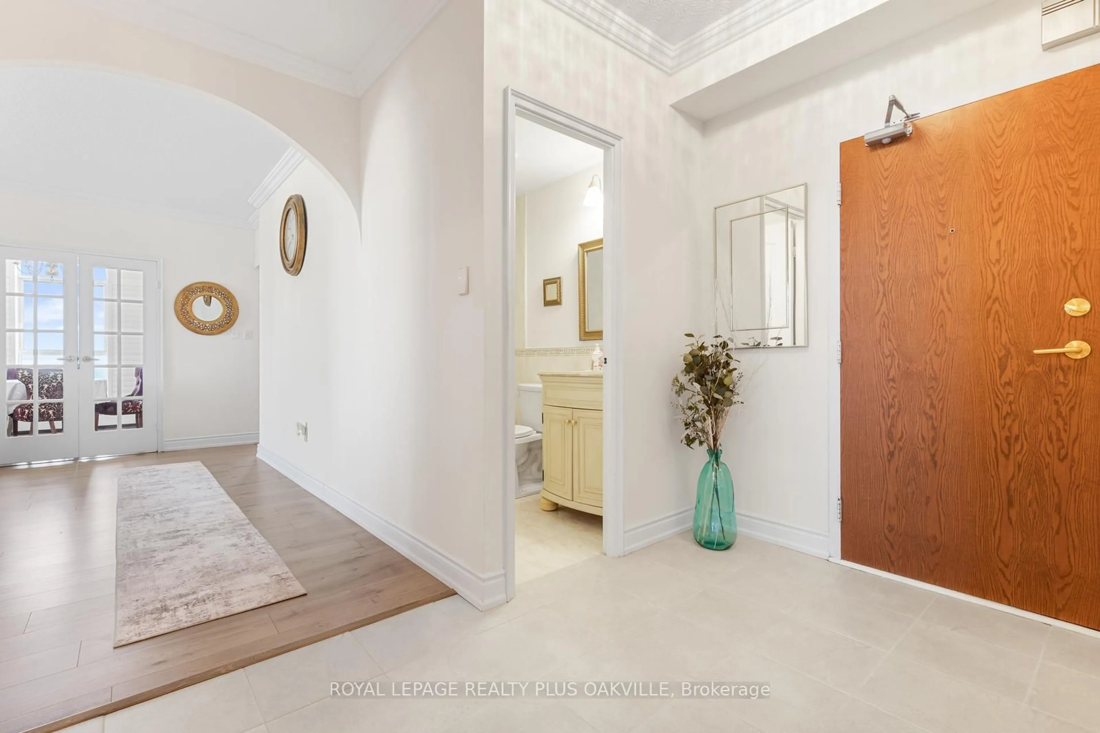 Indoor entryway for 5250 Lakeshore Rd #1006, Burlington Ontario L7L 5L2