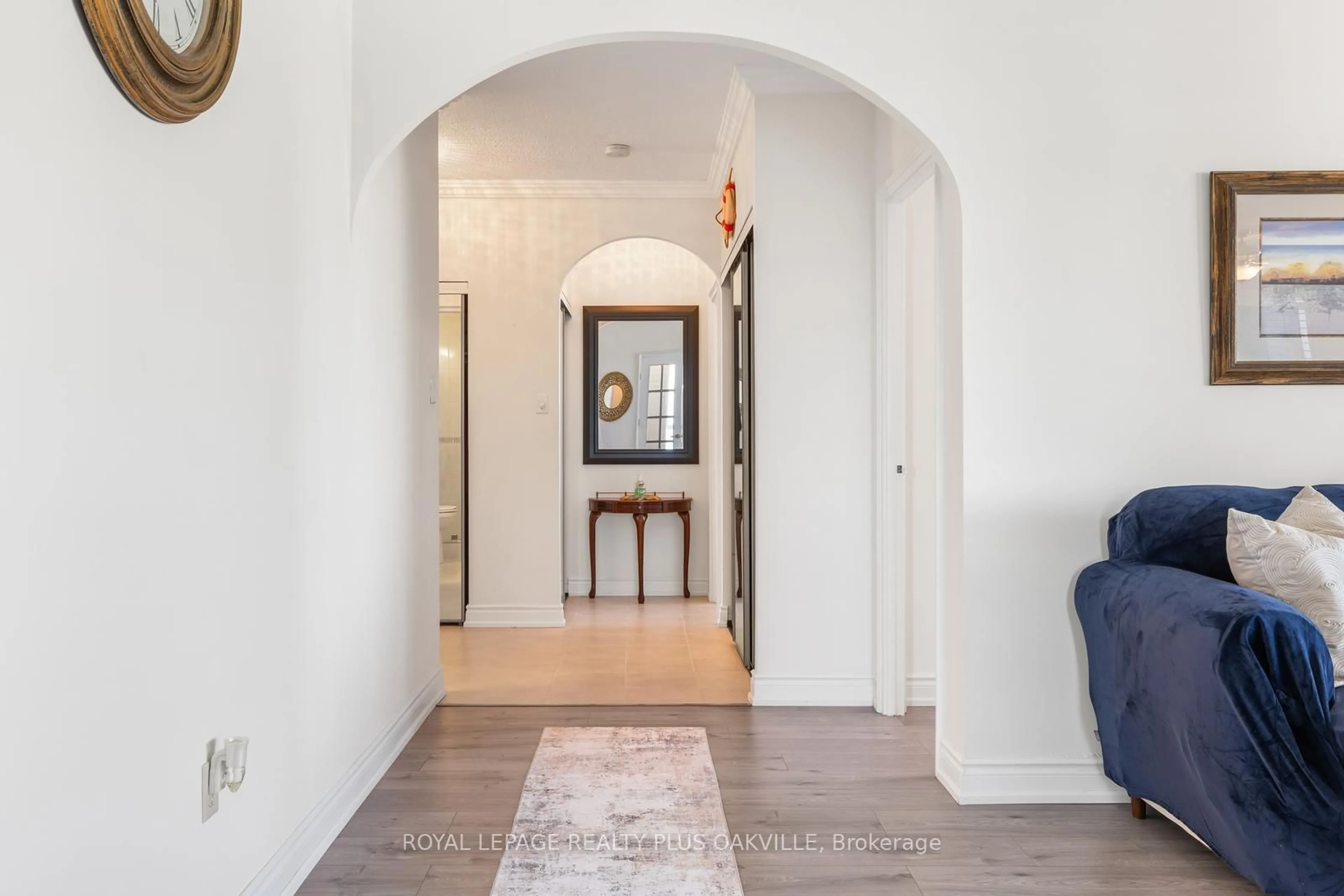Indoor entryway for 5250 Lakeshore Rd #1006, Burlington Ontario L7L 5L2