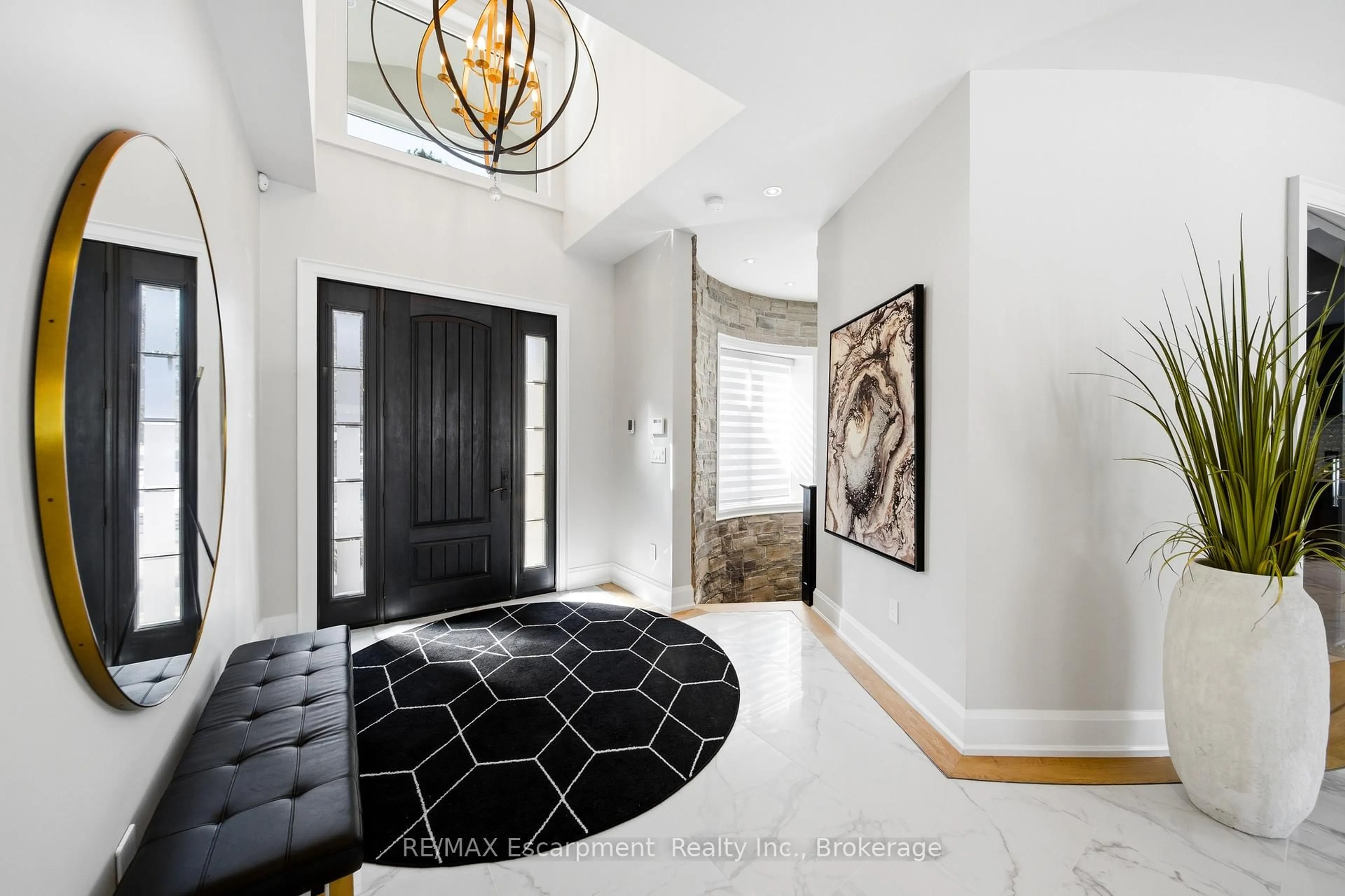 Indoor entryway for 3205 Highpoint Crt, Burlington Ontario L7P 0P9