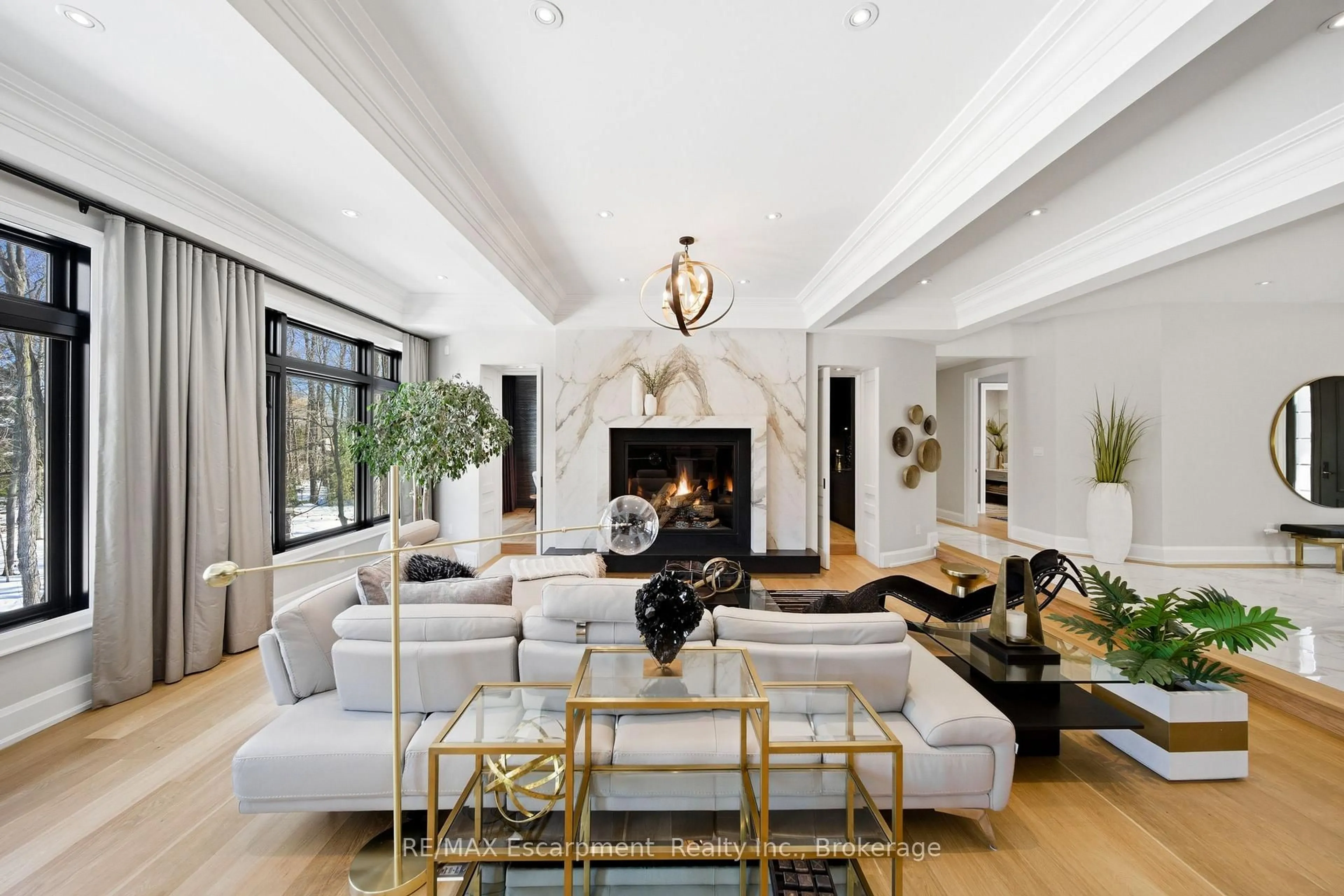 Living room with furniture, unknown for 3205 Highpoint Crt, Burlington Ontario L7P 0P9