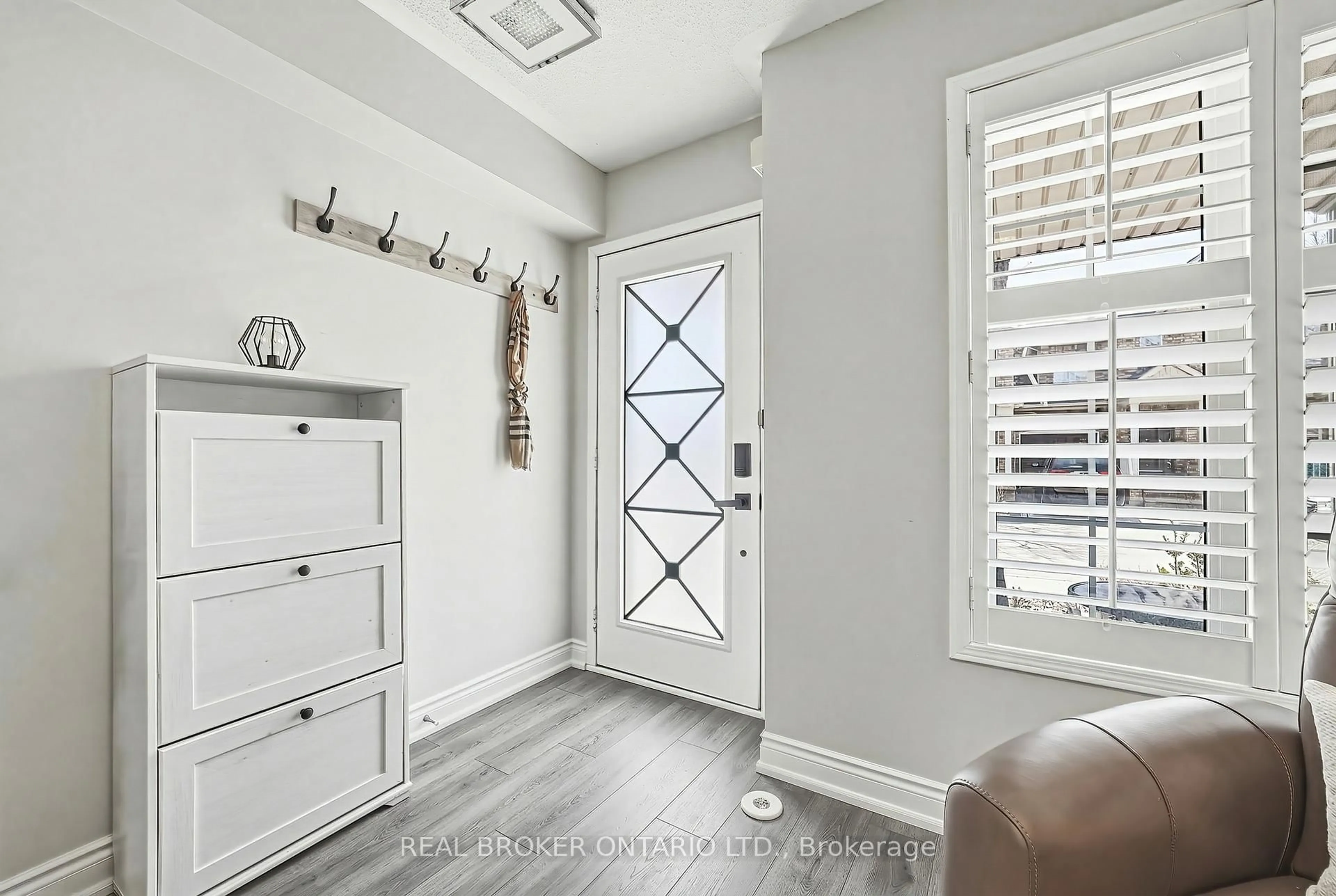 Indoor entryway for 2259 Seton Cres, Burlington Ontario L7L 6Y4