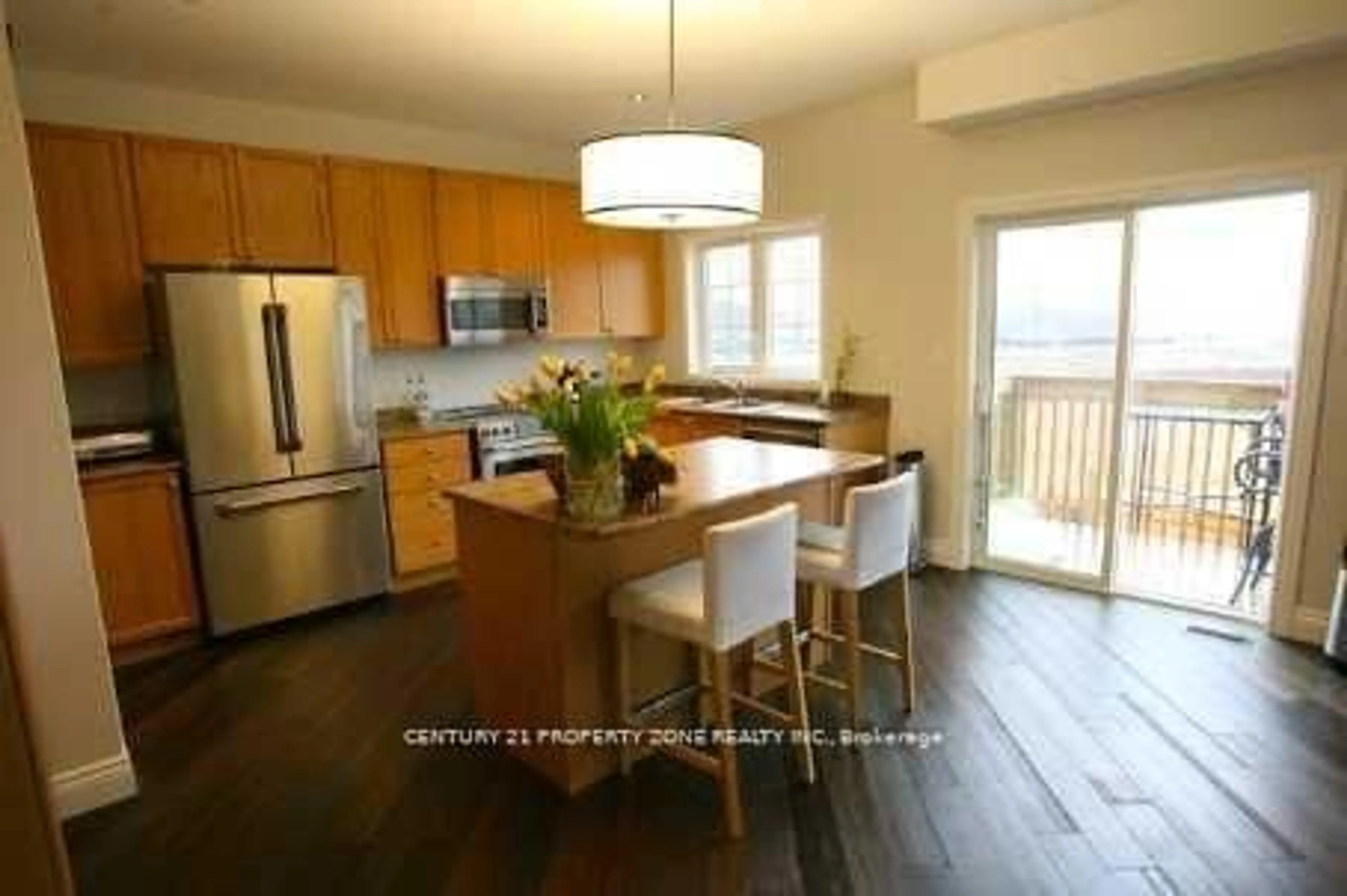 Open concept kitchen, wood/laminate floor for 2 Abbotsbury Dr, Brampton Ontario L6X 0S3