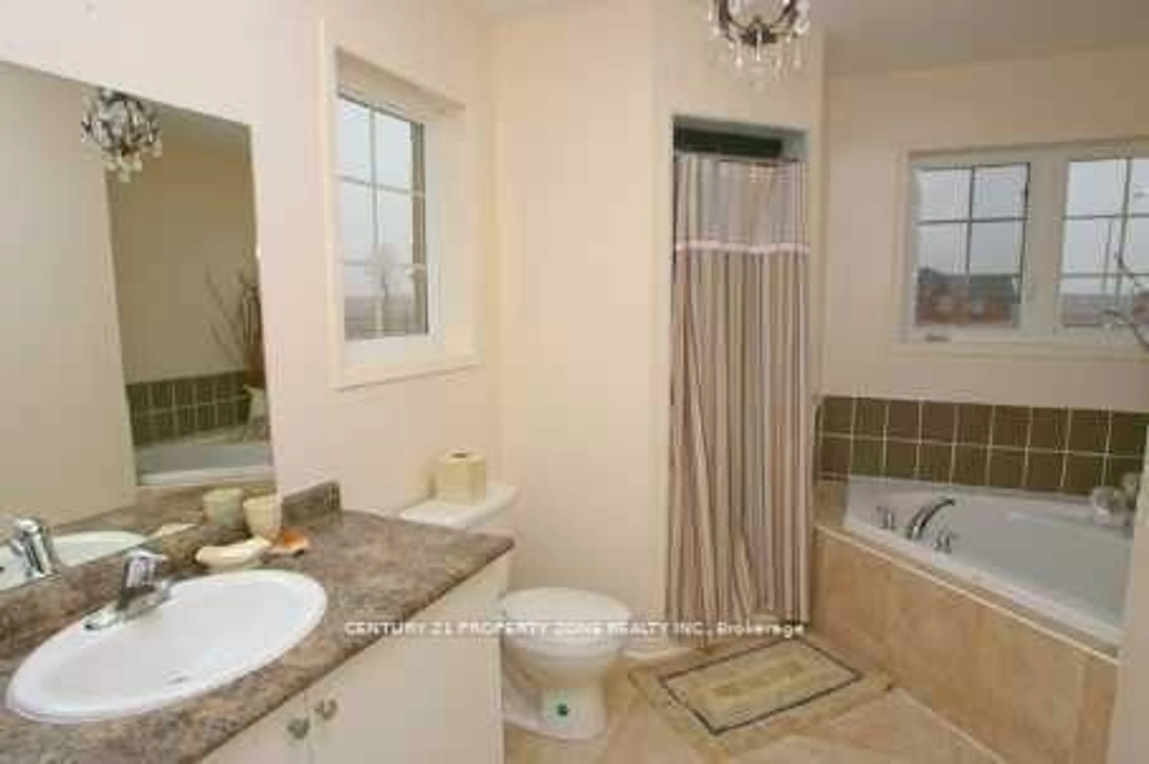 Standard bathroom, ceramic/tile floor for 2 Abbotsbury Dr, Brampton Ontario L6X 0S3