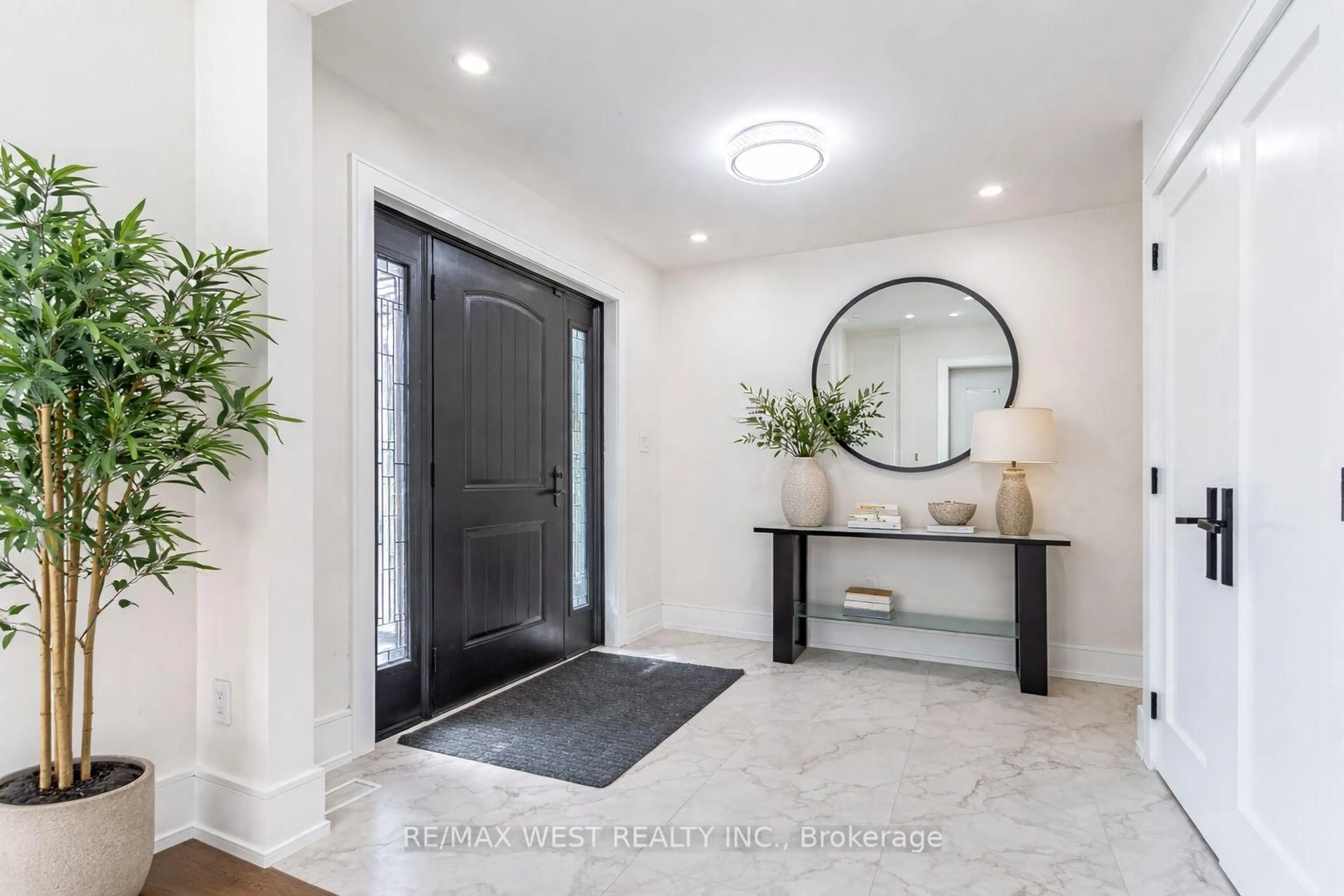 Indoor entryway for 29 Blaketon Rd, Toronto Ontario M9B 4W4