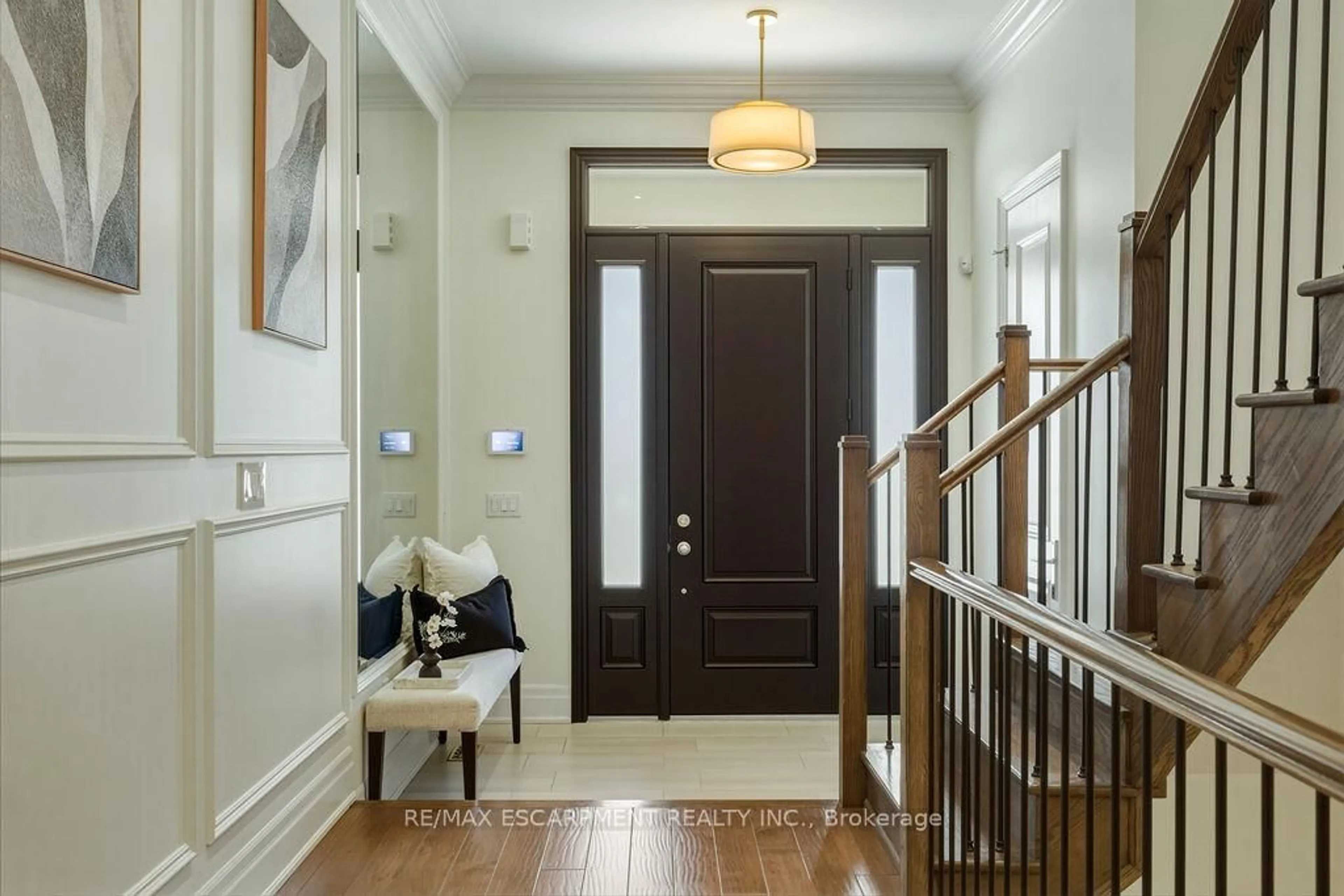 Indoor entryway for 343 Tudor Ave, Oakville Ontario L6K 2V5