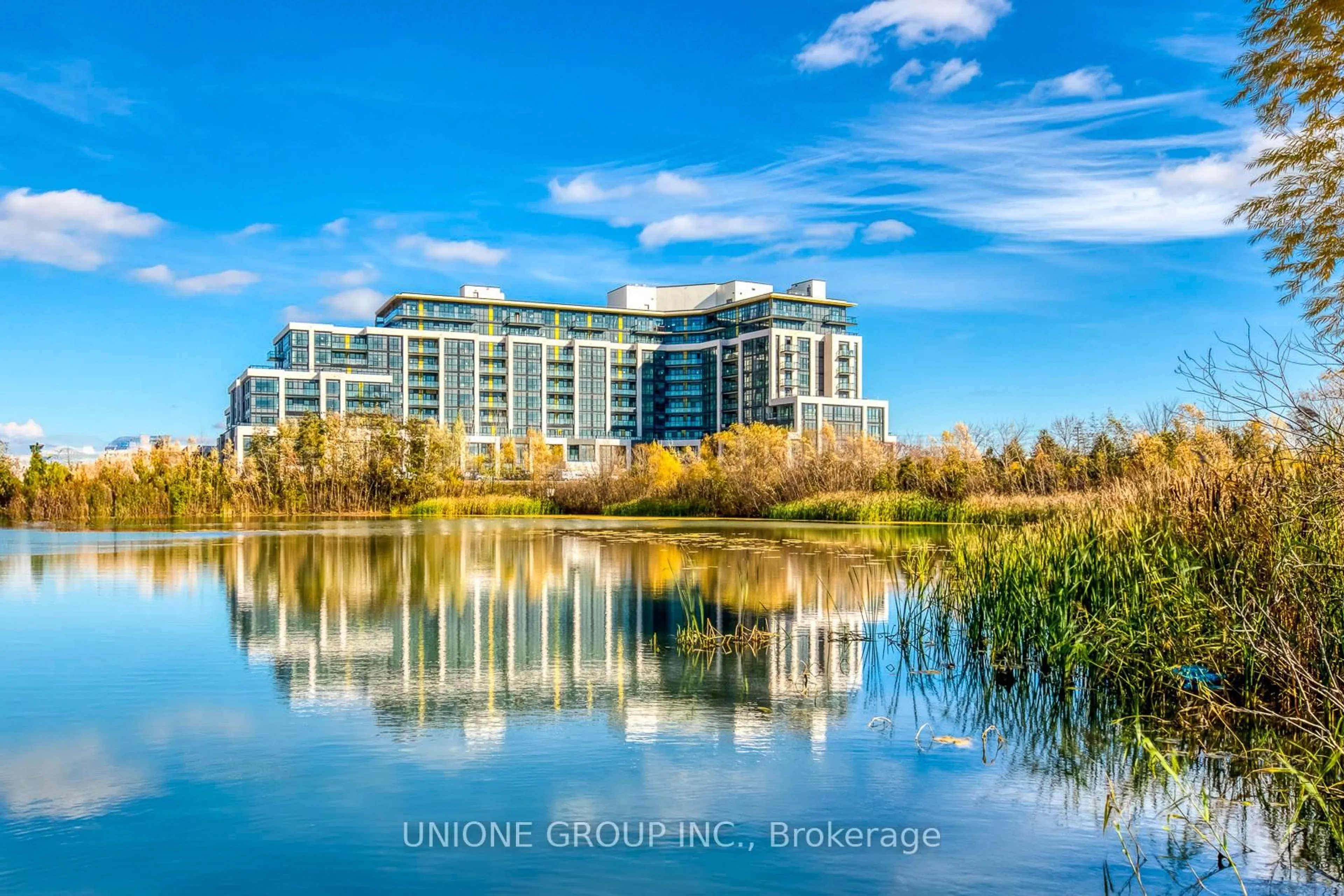 A pic from outside/outdoor area/front of a property/back of a property/a pic from drone, water/lake/river/ocean view for 405 Dundas St #320, Oakville Ontario L6M 5P9