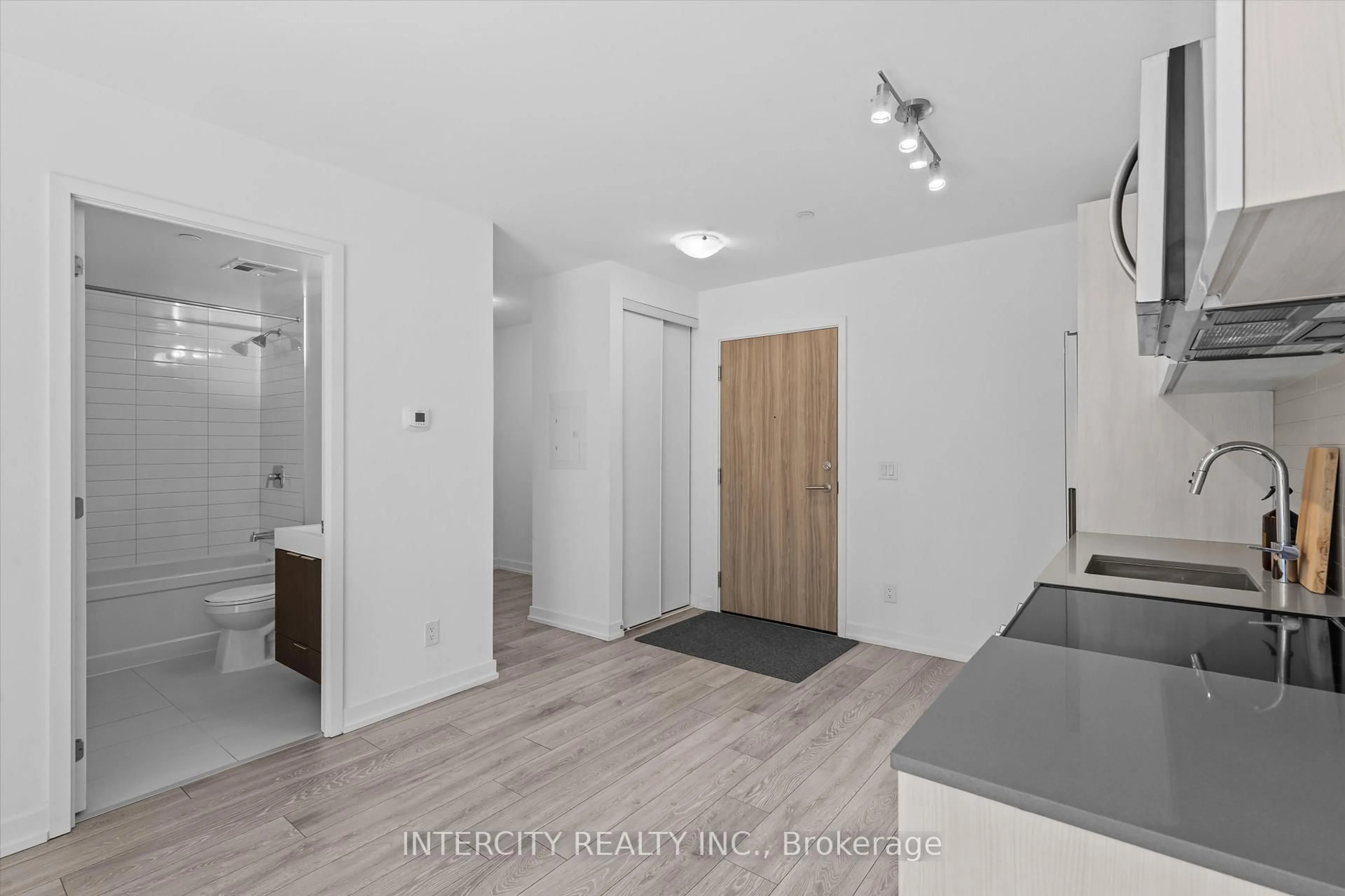 Unknown for 3100 Keele St #604, Toronto Ontario M3M 0E1